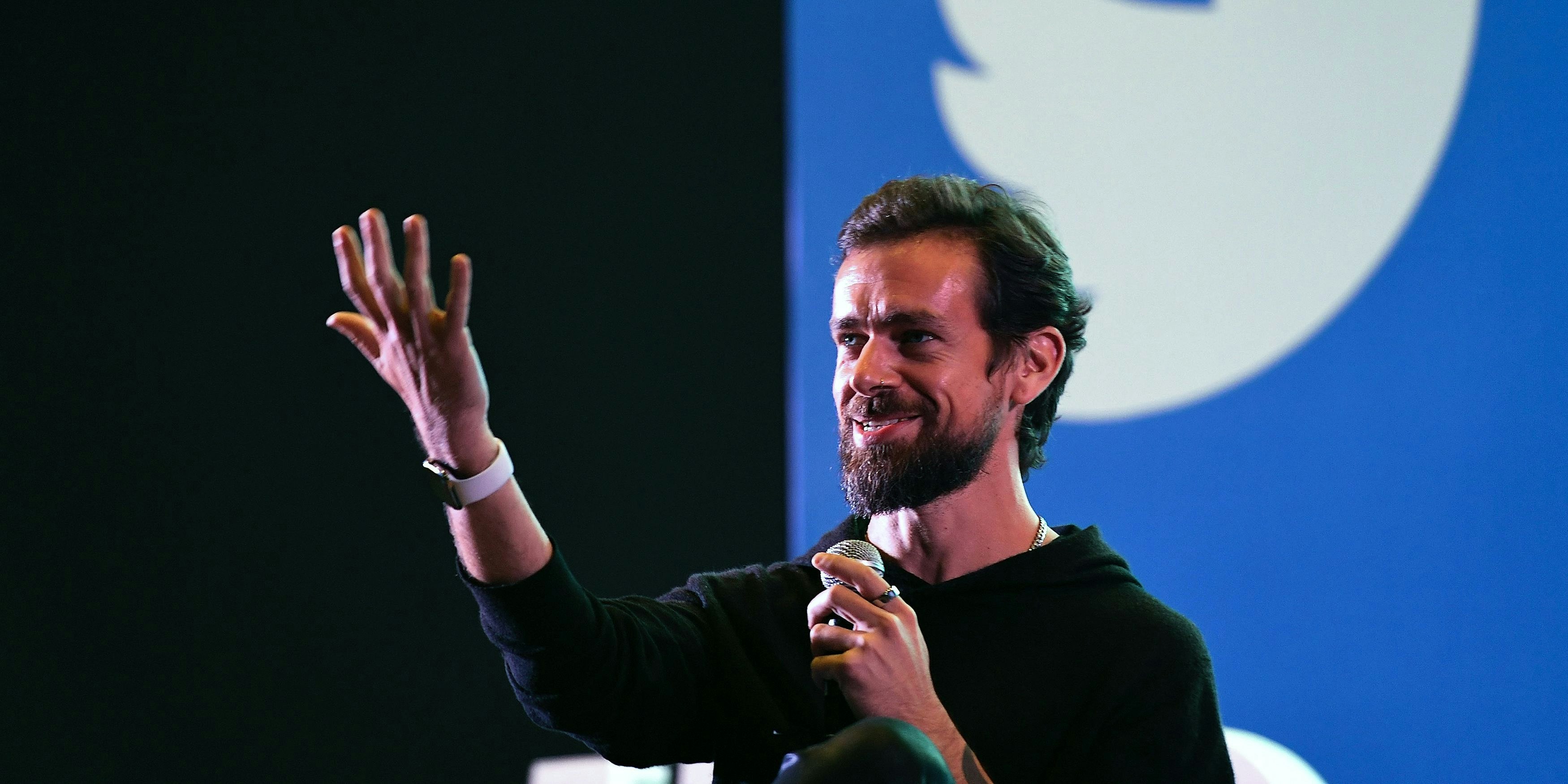 Download von www.picturedesk.com am 23.03.2021 (10:46).  (FILES) In this file photo taken on November 12, 2018 Twitter CEO and co-founder Jack Dorsey gestures while interacting with students at the Indian Institute of Technology (IIT) in New Delhi on November 12, 2018. - Jack Dorsey twitted on June 7, 2019 a picture of his forearm with a tatoo displaying the logo of French Parisian radio FIP. (Photo by Prakash SINGH / AFP) - 20181112_PD11742 - Rechteinfo: Rights Managed (RM) Nur für redaktionelle Nutzung! Werbliche Nutzung erfordert Freigabe: bitte schicken Sie uns eine Anfrage.