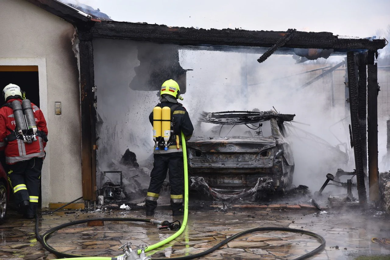 Carport und Garage standen in Flammen