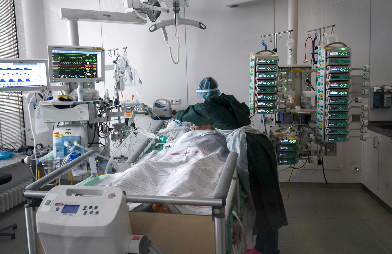 Corona-Intensivstation eines Krankenhauses. Die Zahl freier Betten wird immer kleiner.