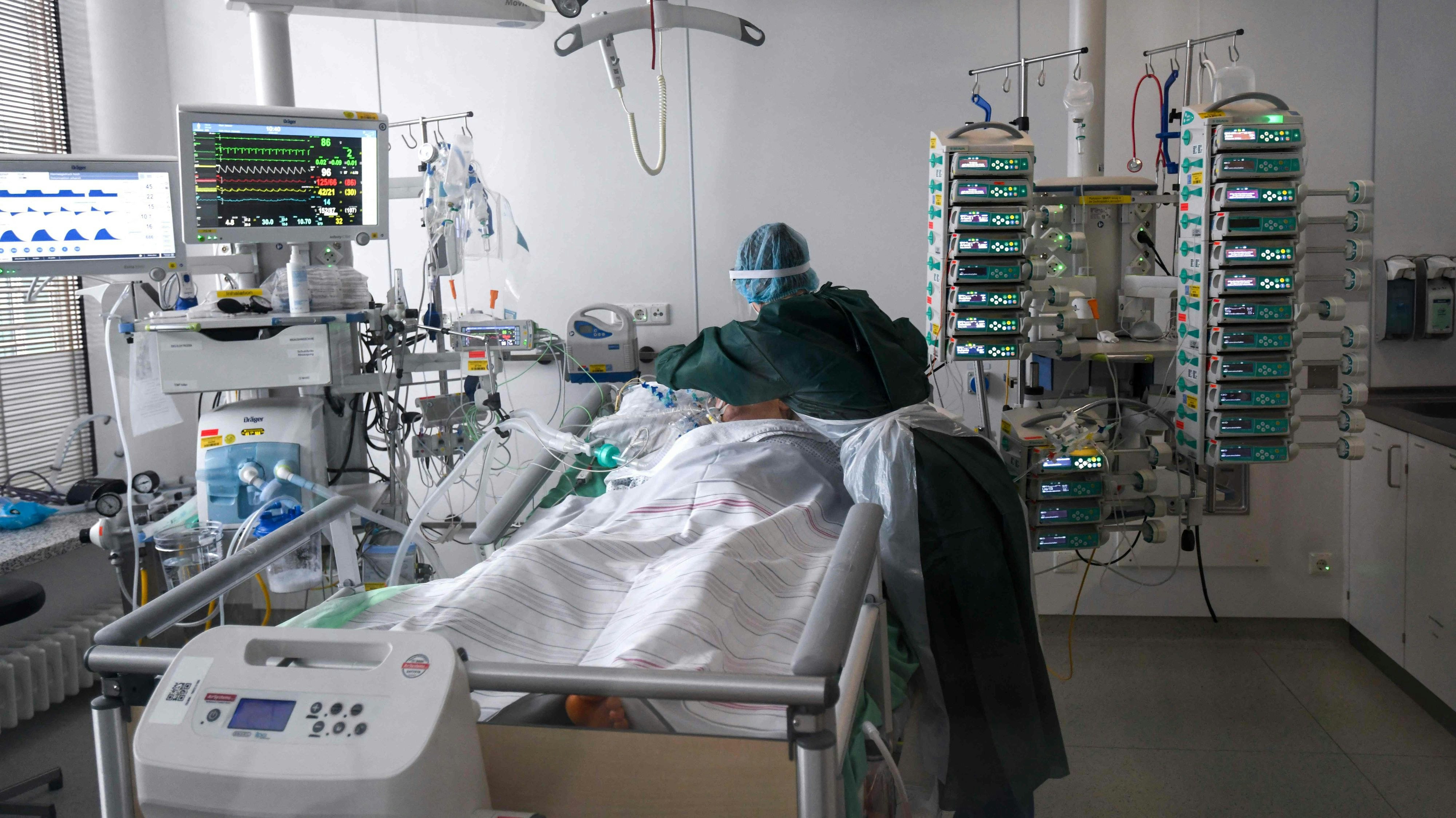 Corona-Intensivstation eines Krankenhauses. Die Zahl freier Betten wird immer kleiner.