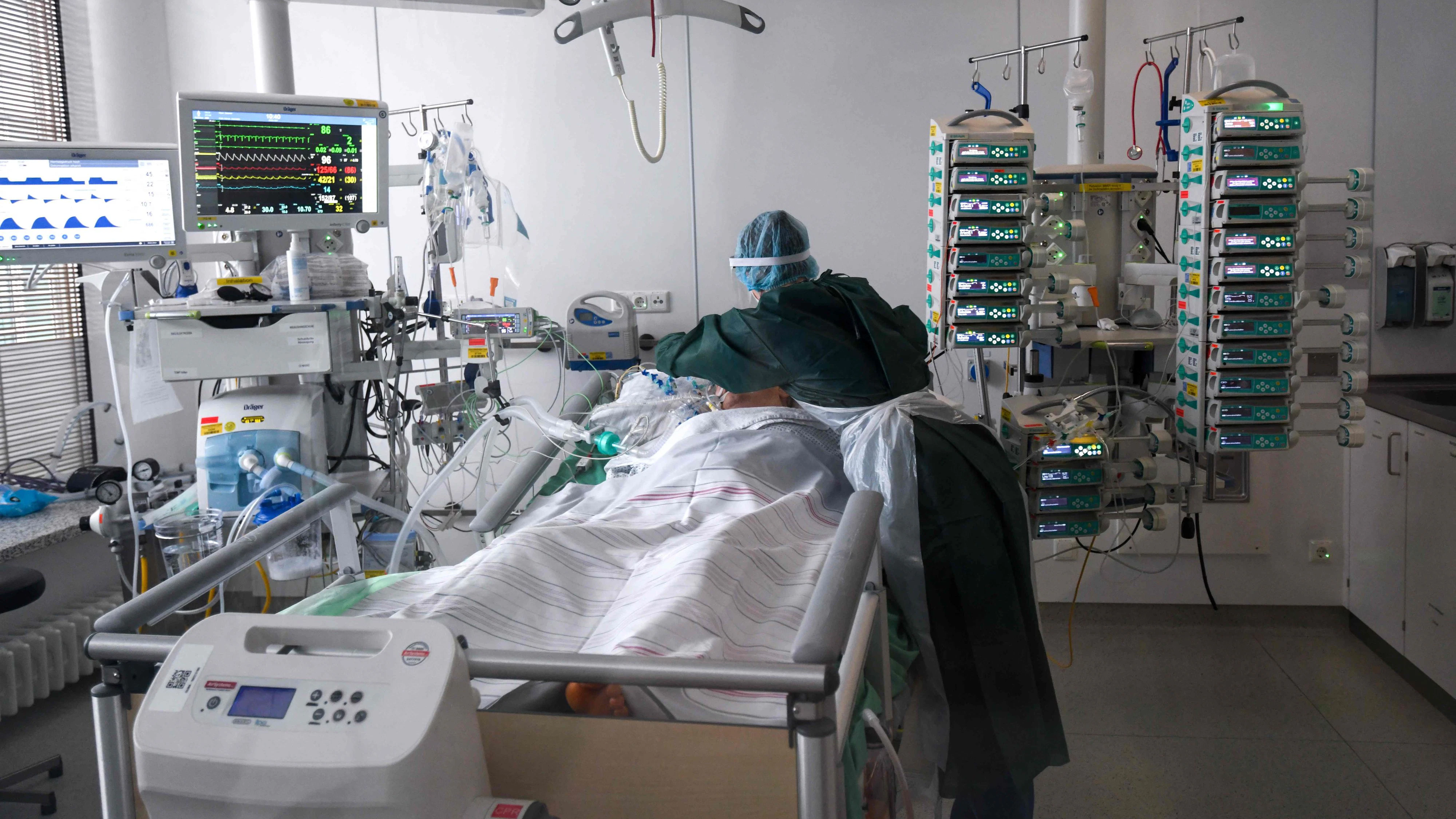 Corona-Intensivstation eines Krankenhauses. Die Zahl freier Betten wird immer kleiner.