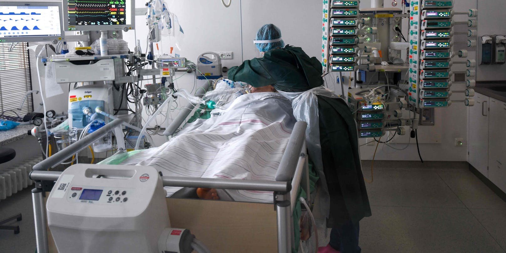 Corona-Intensivstation eines Krankenhauses. Die Zahl freier Betten wird immer kleiner.