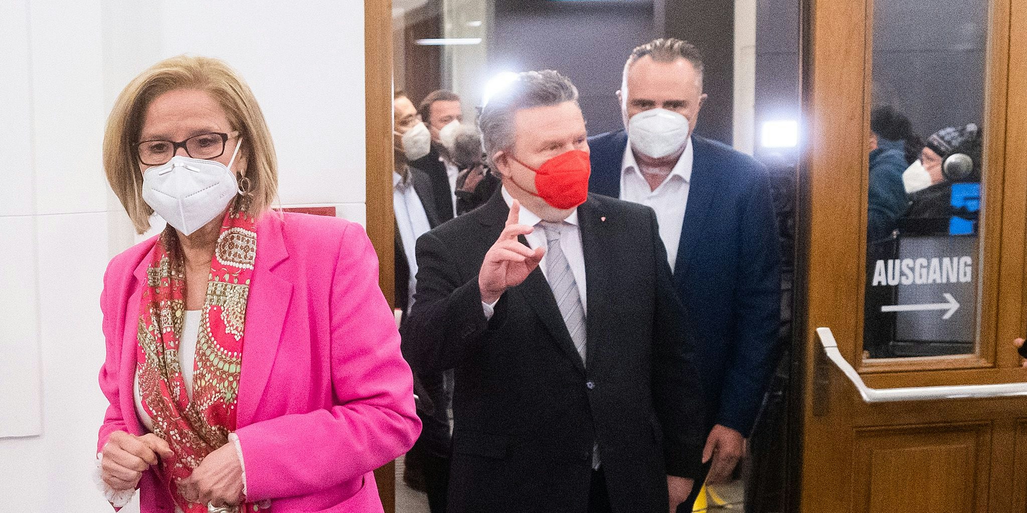 Download von www.picturedesk.com am 23.03.2021 (21:22).  ABD0137_20210323 - WIEN - ÖSTERREICH: vlnr.: Gesundheitsminister Rudolf Anschober (Grüne) und die Landeshauptleute Johanna Mikl-Leitner (ÖVP), Michael Ludwig (SPÖ) und Hans Peter Doskozil (SPÖ) am Dienstag, 23. März 2021, vor Beginn einer Gesprächsrunde im Rahmen des sogenannten Corona-Ostgipfels in Wien. - FOTO: APA/GEORG HOCHMUTH - 20210323_PD8297 - Rechteinfo: Rights Managed (RM)