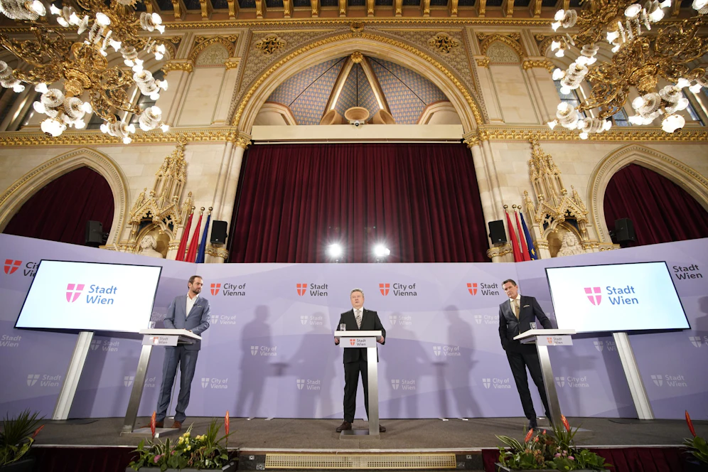 Bürgermeister Michael Ludwig (SPÖ) mit Wirtschaftsstadtrat Peter Hanke (re.) und NEOS-Wirtschaftssprecher Markus Ornig.
