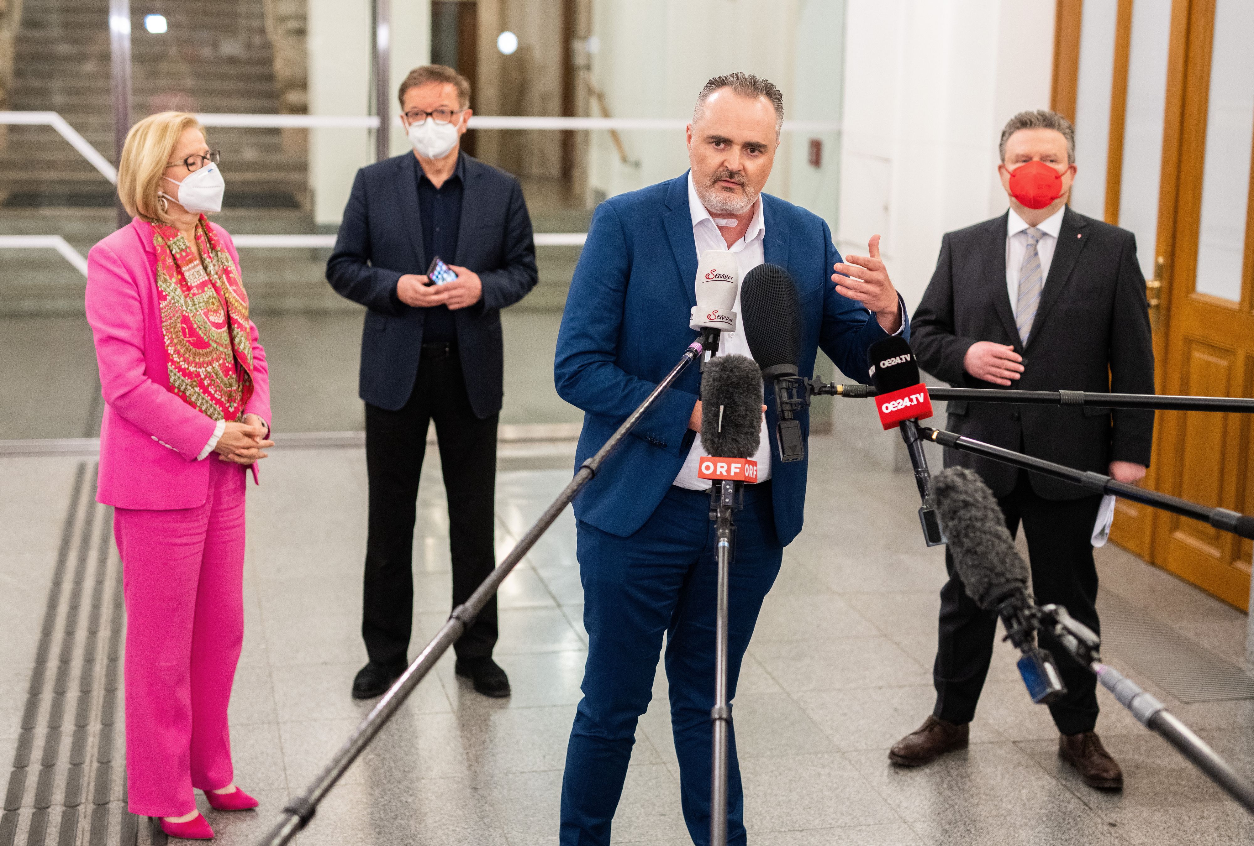 Download von www.picturedesk.com am 23.03.2021 (23:28).  ABD0132_20210323 - WIEN - ÖSTERREICH: Die drei Landeshauptleute Johanna Mikl-Leitner (ÖVP), Hans Peter Doskozil (SPÖ), Michael Ludwig (SPÖ) und Gesundheitsminister Rudolf Anschober (Grüne) am Dienstag, 23. März 2021, vor Beginn einer Gesprächsrunde im Rahmen des sogenannten Corona-Ostgipfels in Wien. - FOTO: APA/GEORG HOCHMUTH - 20210323_PD8084 - Rechteinfo: Rights Managed (RM)