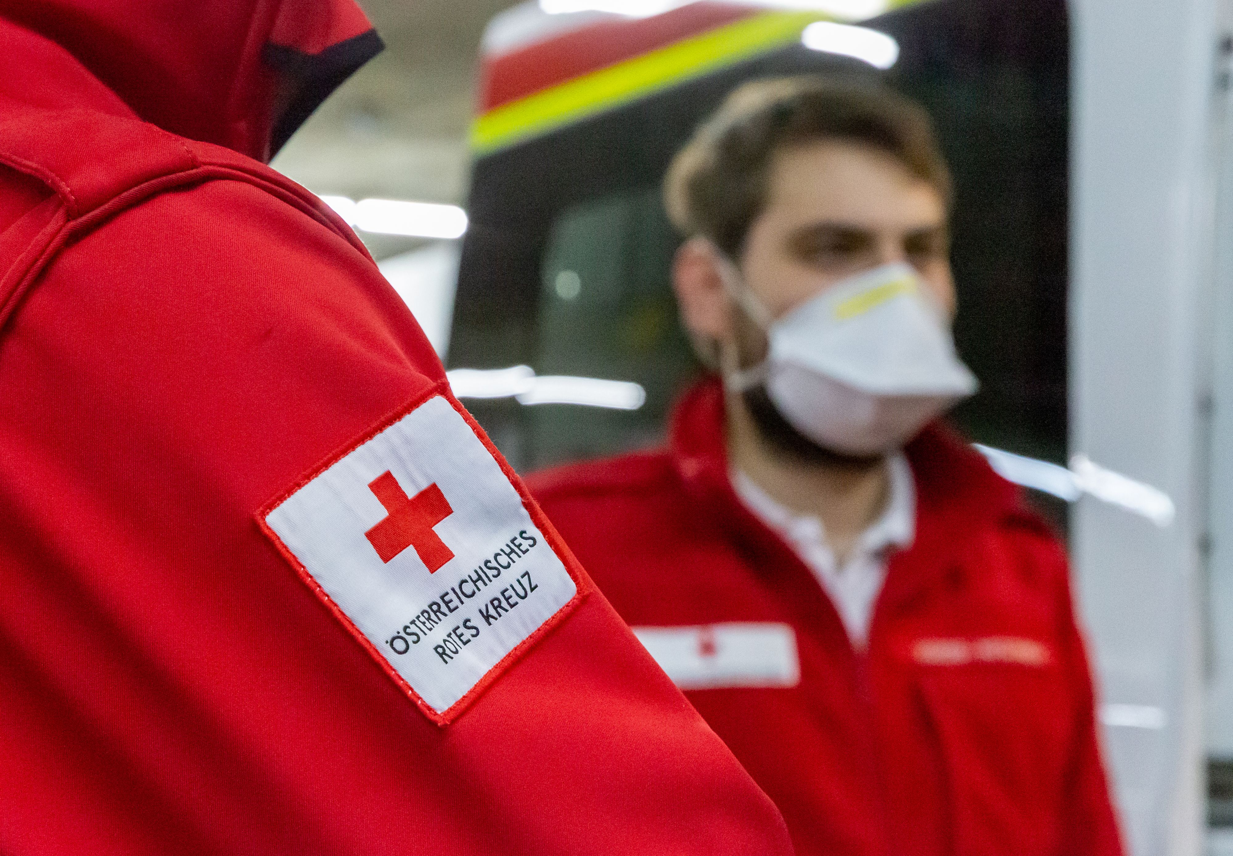 Ein Sanitäter mit Schutzmaske. Symbolbild