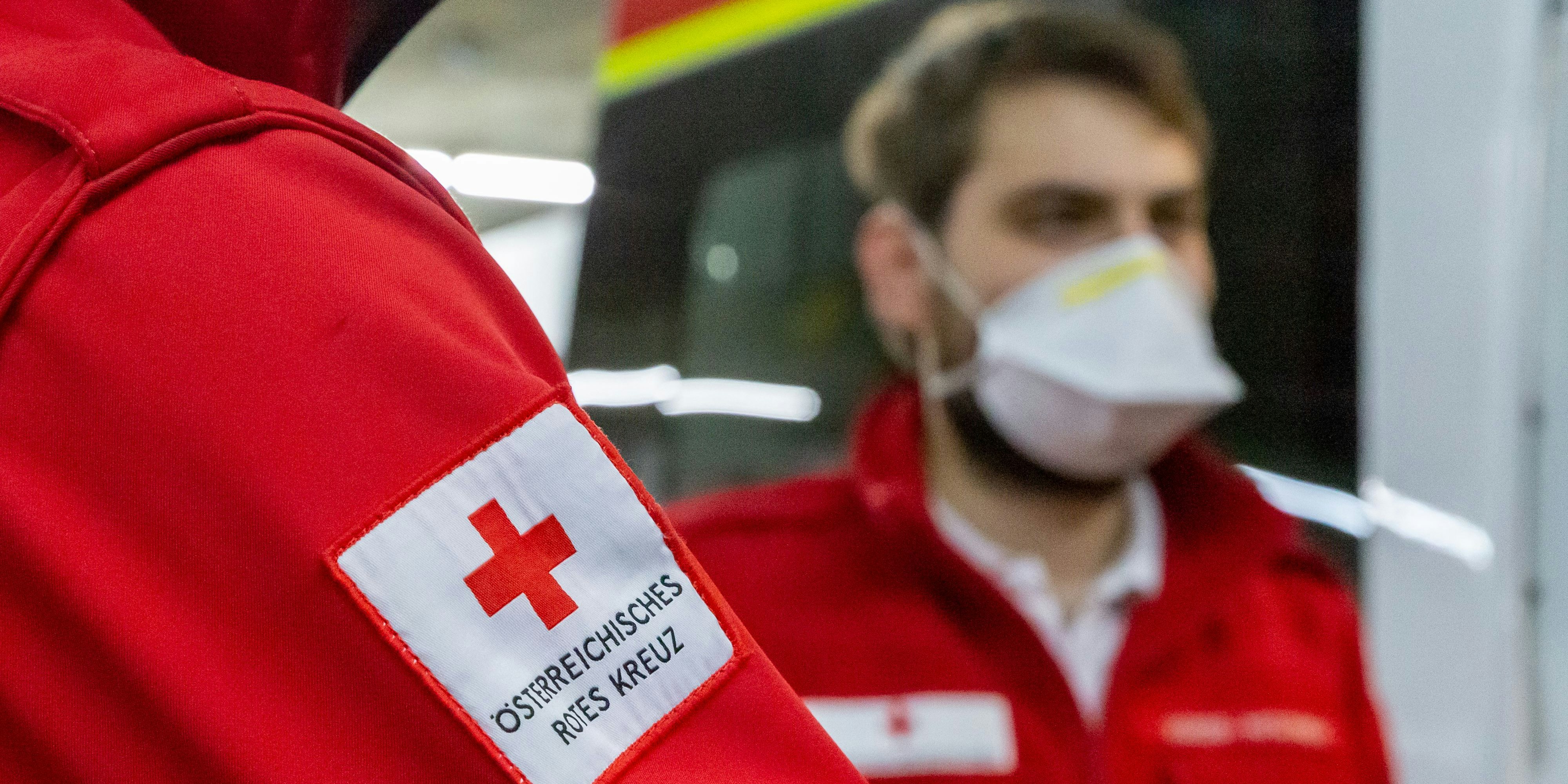 Ein Sanitäter mit Schutzmaske. Symbolbild