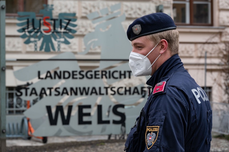 Die Beamten positionierten sich vor dem Gericht. Die Medienvertreter waren überpünktlich.