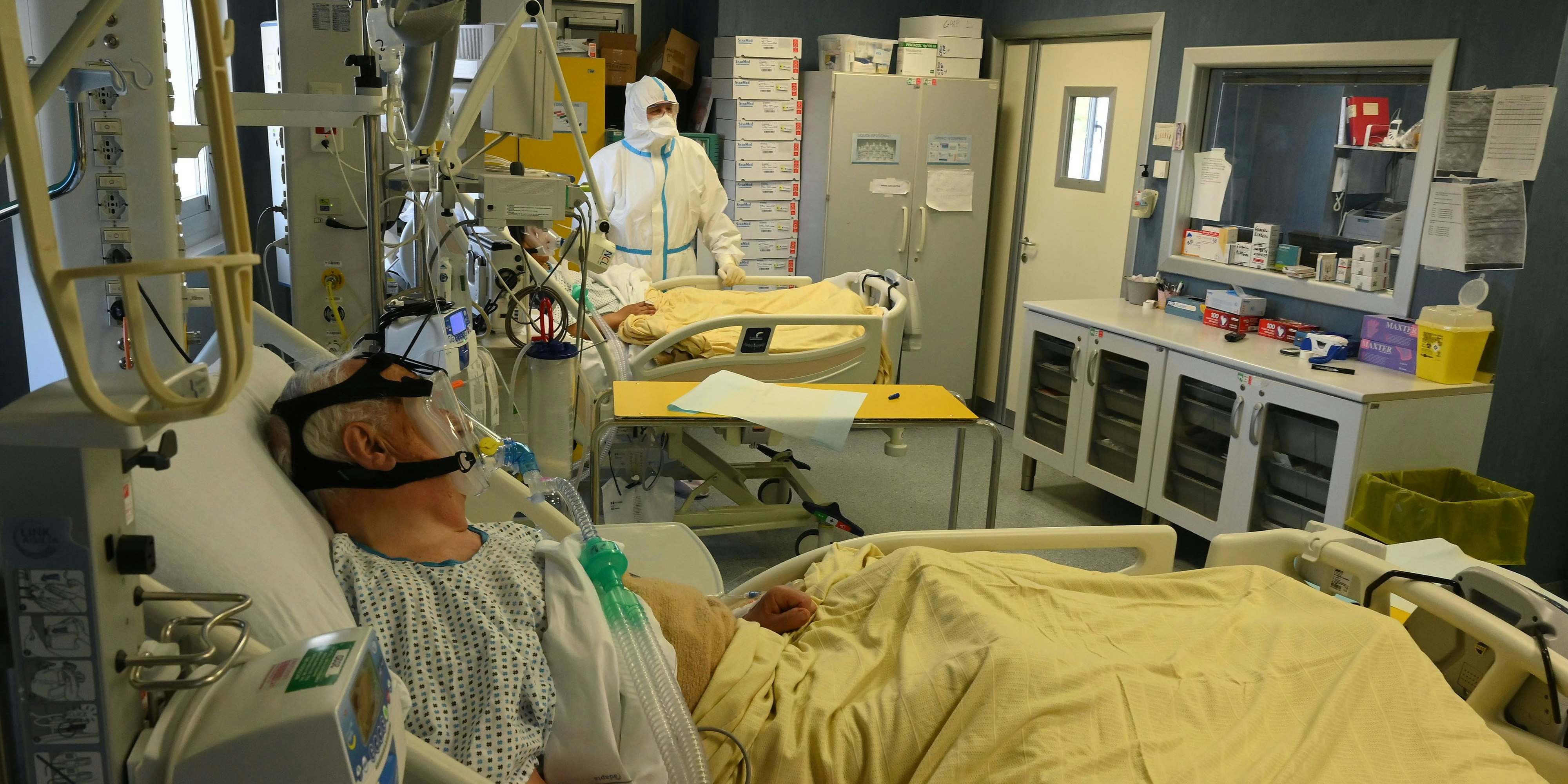 Download von www.picturedesk.com am 23.03.2021 (18:00).  (210320) -- ROME, March 20, 2021 (Xinhua) -- A medical worker works in the Department of Intensive Care Unit (ICU) Center at the San Filippo Neri Hospital in Rome, Italy, March 19, 2021 The number of confirmed COVID-19 cases in Italy surpassed 3.3 million on Friday after the Ministry of Health reported 25,735 new infections and 386 deaths. (Photo by Alberto Lingria/Xinhua).Xinhua News Agency / eyevine :...http://. - 20210319_PD12077 - Rechteinfo: Rights Managed (RM)