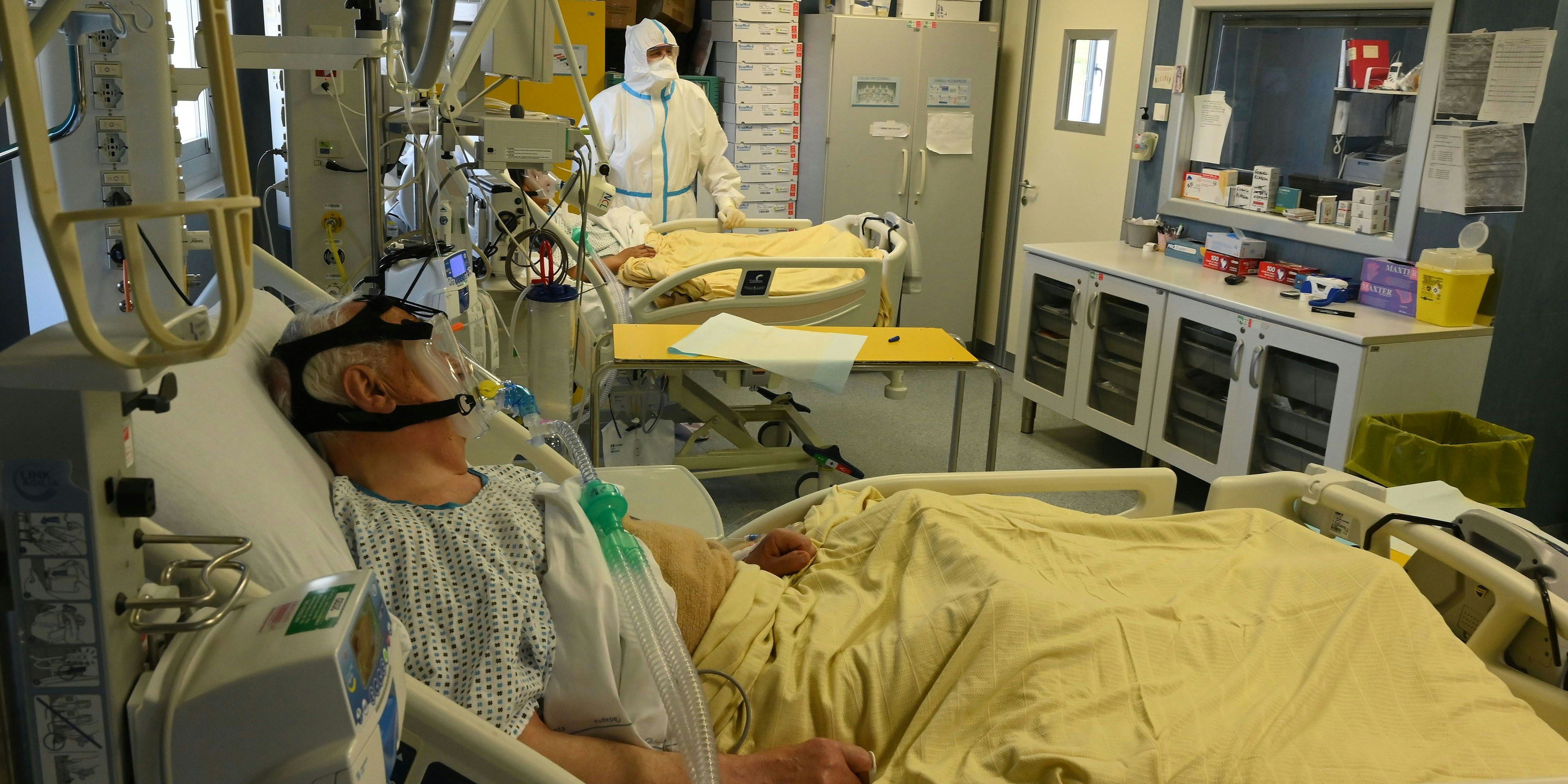 Download von www.picturedesk.com am 23.03.2021 (18:00).  (210320) -- ROME, March 20, 2021 (Xinhua) -- A medical worker works in the Department of Intensive Care Unit (ICU) Center at the San Filippo Neri Hospital in Rome, Italy, March 19, 2021 The number of confirmed COVID-19 cases in Italy surpassed 3.3 million on Friday after the Ministry of Health reported 25,735 new infections and 386 deaths. (Photo by Alberto Lingria/Xinhua).Xinhua News Agency / eyevine :...http://. - 20210319_PD12077 - Rechteinfo: Rights Managed (RM)
