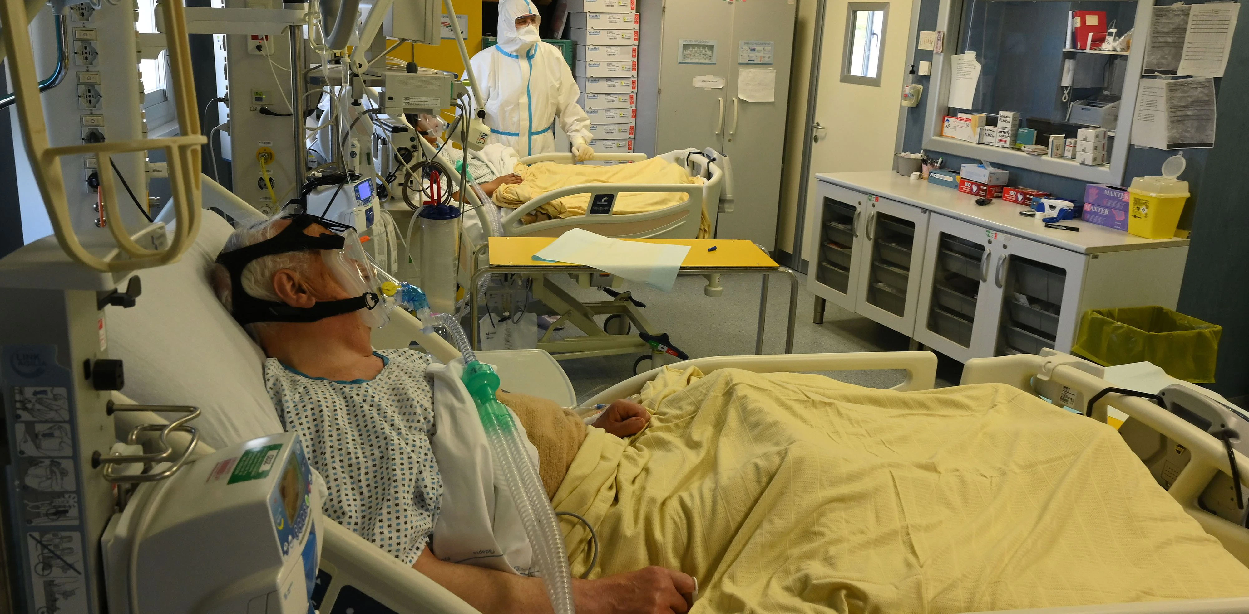 Download von www.picturedesk.com am 23.03.2021 (18:00).  (210320) -- ROME, March 20, 2021 (Xinhua) -- A medical worker works in the Department of Intensive Care Unit (ICU) Center at the San Filippo Neri Hospital in Rome, Italy, March 19, 2021 The number of confirmed COVID-19 cases in Italy surpassed 3.3 million on Friday after the Ministry of Health reported 25,735 new infections and 386 deaths. (Photo by Alberto Lingria/Xinhua).Xinhua News Agency / eyevine :...http://. - 20210319_PD12077 - Rechteinfo: Rights Managed (RM)