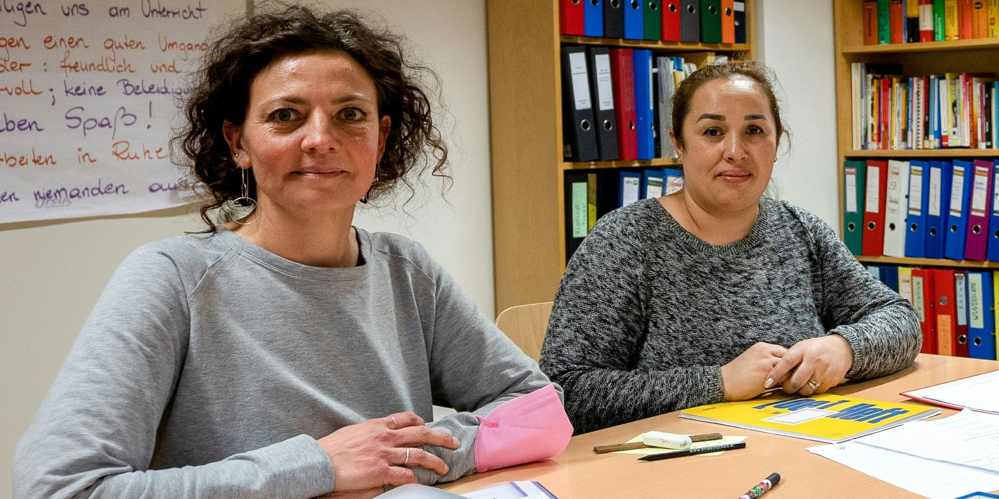 Melanie bringt Livia (rechts) alle Buchstaben bei. 