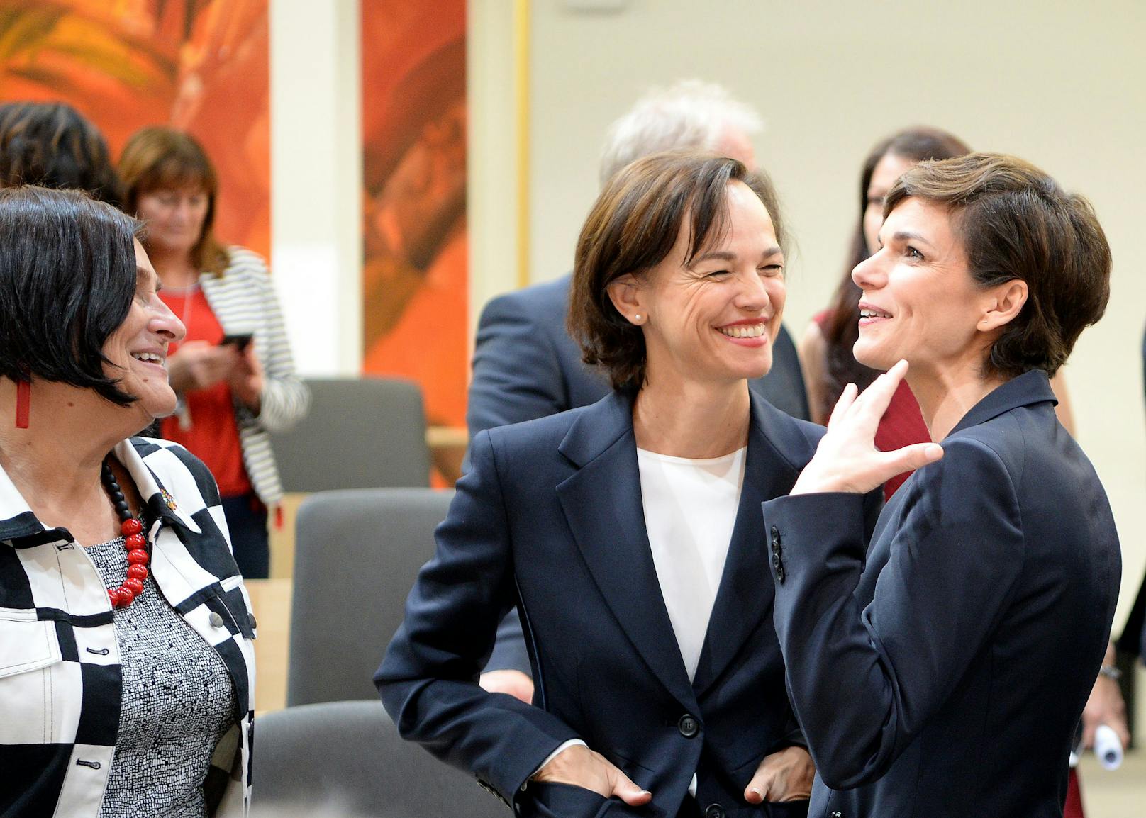 Sonja Hammerschmid mit SPÖ-Chefin Pamela Rendi-Wagner im Rahmen einer Sondersitzung des Nationalrates im Mai 2019