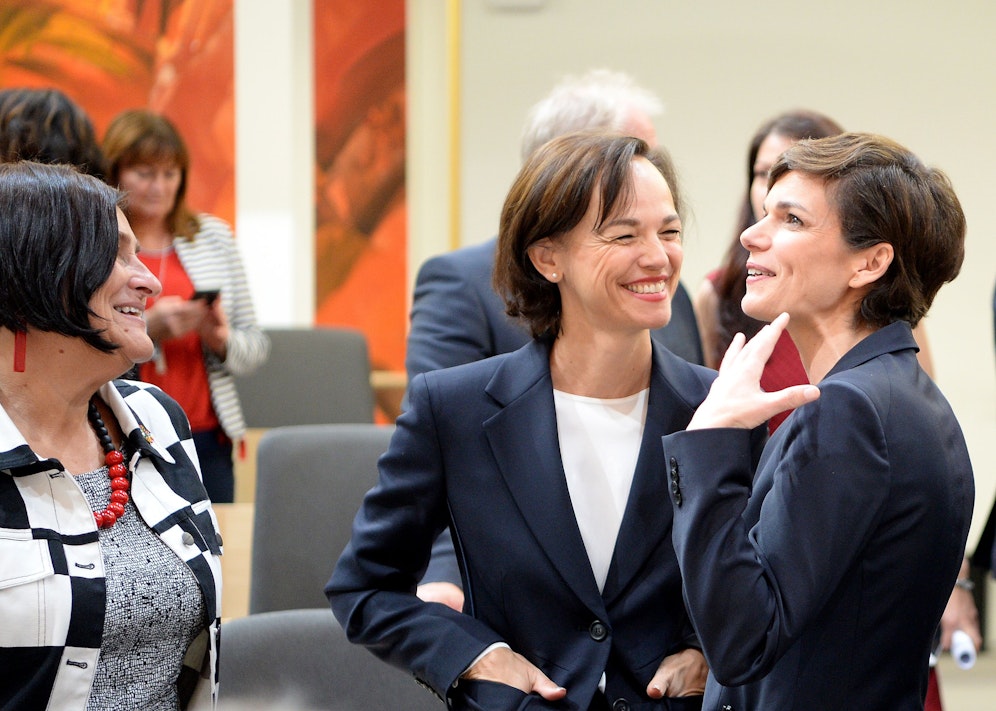 Sonja Hammerschmid mit SPÖ-Chefin Pamela Rendi-Wagner im Rahmen einer Sondersitzung des Nationalrates im Mai 2019