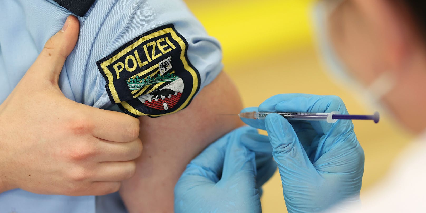 In Deutschland wurden&nbsp;die ersten Polizisten bereits gegen Corona geimpft (Bild). Österreich zieht Anfang April nach.