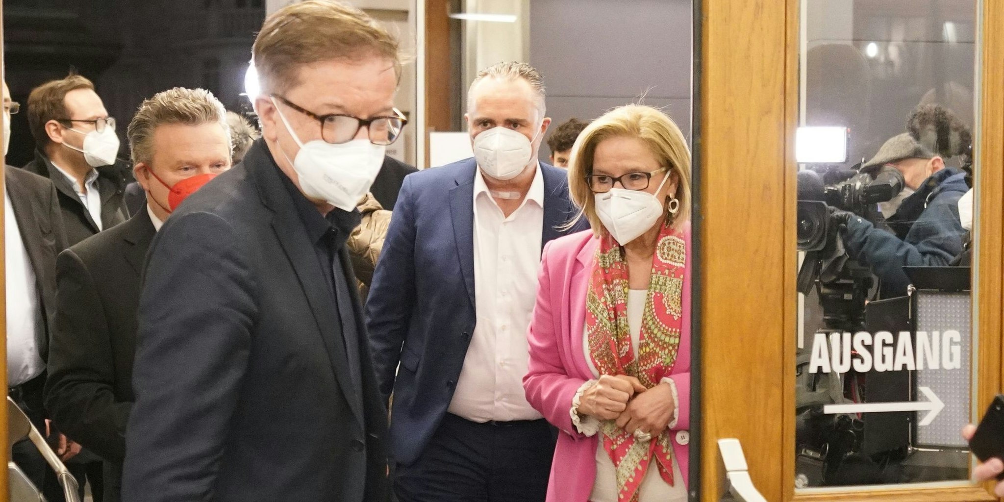 Die Landes-Chefs werden vom Gesundheitsminister empfangen. Dann wird hinter verschlossenen Türen verhandelt.