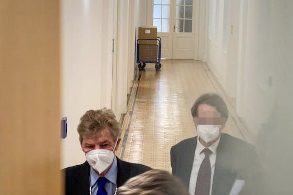Der Prinz am Dienstag in der Früh im Landesgericht Wels. Er wurde durch die Hintertüre in den Saal gebracht.