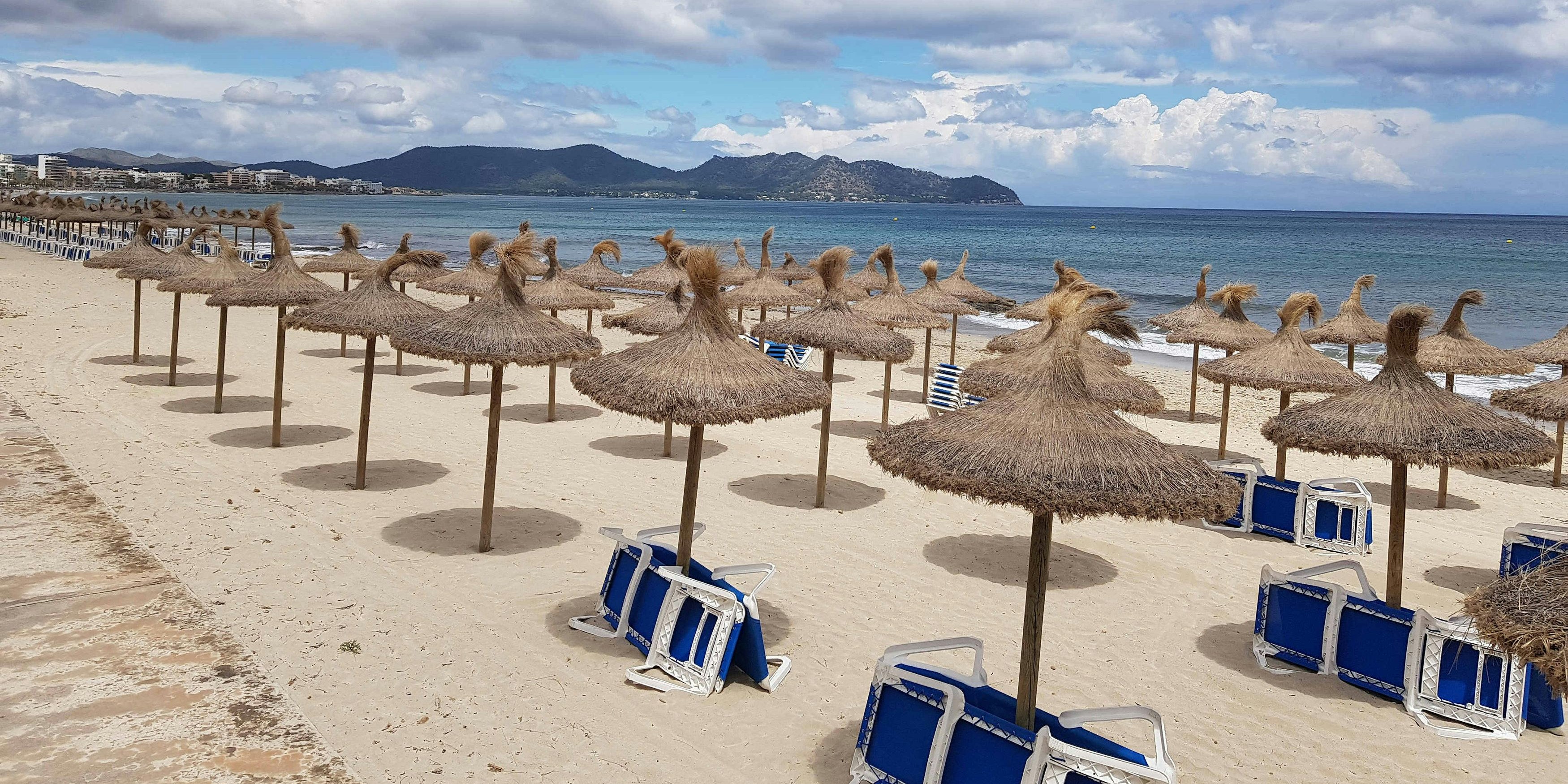 Download von www.picturedesk.com am 23.03.2021 (07:51).  22.03.2021, Mallorca, ESP, Reisewarnung für Mallorca aufgehoben, die deutsche Bundesregierung hatte die Reisewarnung für die Balearen vor einer Woche wegen niedriger Inzidenz-Werte von etwa 22 pro 100.000 Einwohner aufgehoben. Seitdem steigen die Buchungen sprunghaft an, im Bild Die Straende der Plaja de Palma warten auf Urlauber // The german federal government had lifted the travel warning for the Balearic Islands a week ago due to low incidence values ??of around 22 per 100,000 inhabitants. Since then, bookings have skyrocketed. Mallorca, Spain on 2021/03/22. EXPA Pictures © 2021, PhotoCredit: EXPA/ Eibner-Pressefoto/ Augst *****ATTENTION - OUT of GER***** - 20210322_PD7459 - Rechteinfo: Rights Managed (RM)