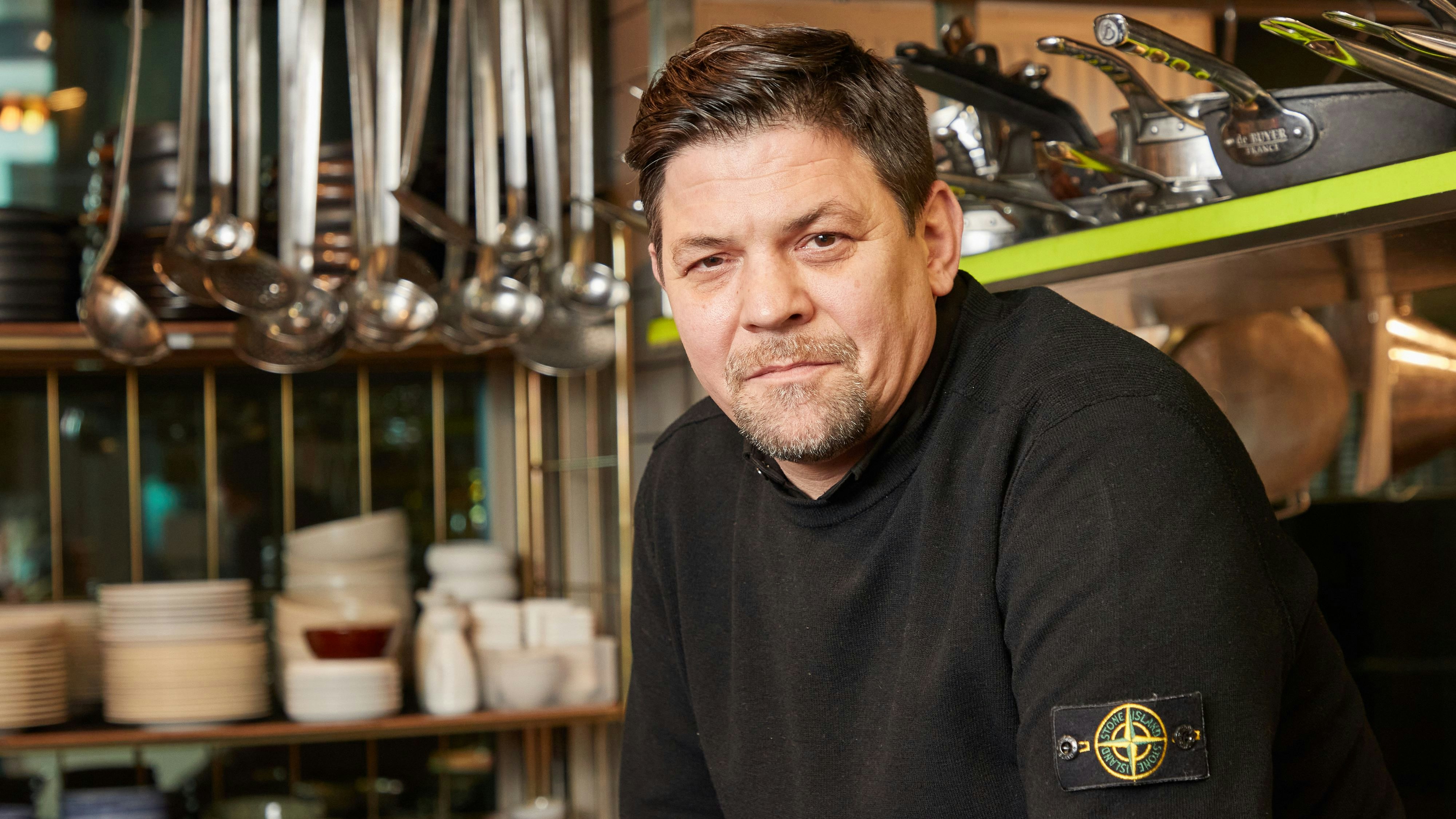 Heute.at - Sanitäter muss her! Tim Mälzer bricht im TV zusammen