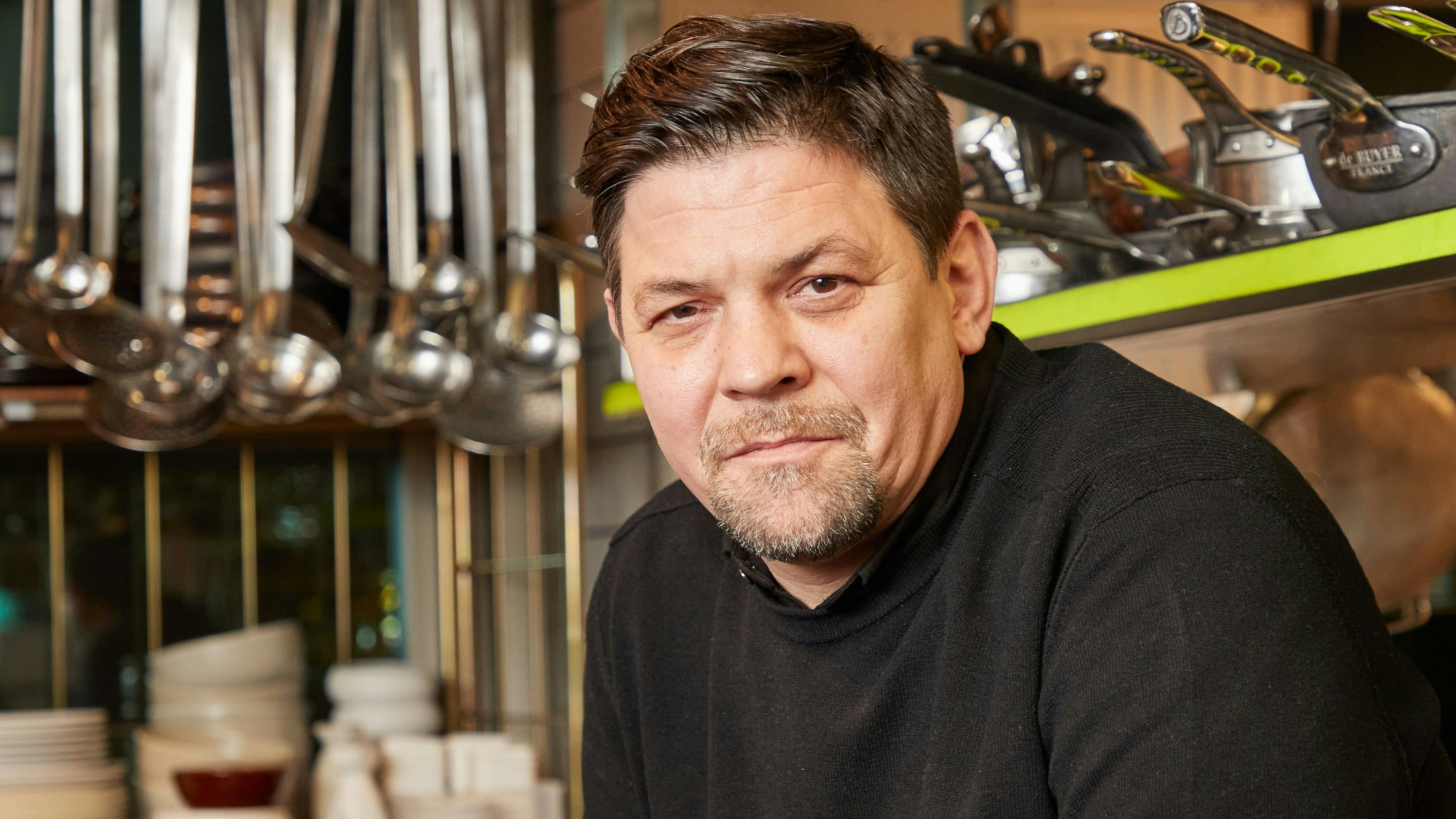 Download von www.picturedesk.com am 23.03.2021 (08:57).  15 January 2021, Hamburg: TV chef Tim Mälzer sits in the kitchen of his restaurant Die Gute Botschaft. Photo: Georg Wendt/dpa - 20210115_PD10284 - Rechteinfo: Rights Managed (RM)