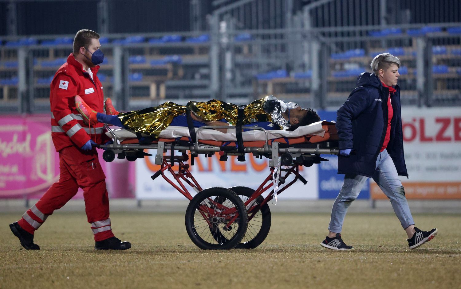 Horn-Spieler Lasheen ist zusammengebrochen. 