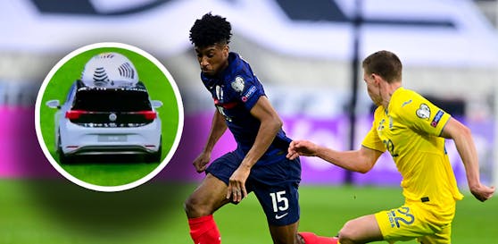 Ein Mini-Auto brachte im Stade de France den Ball.