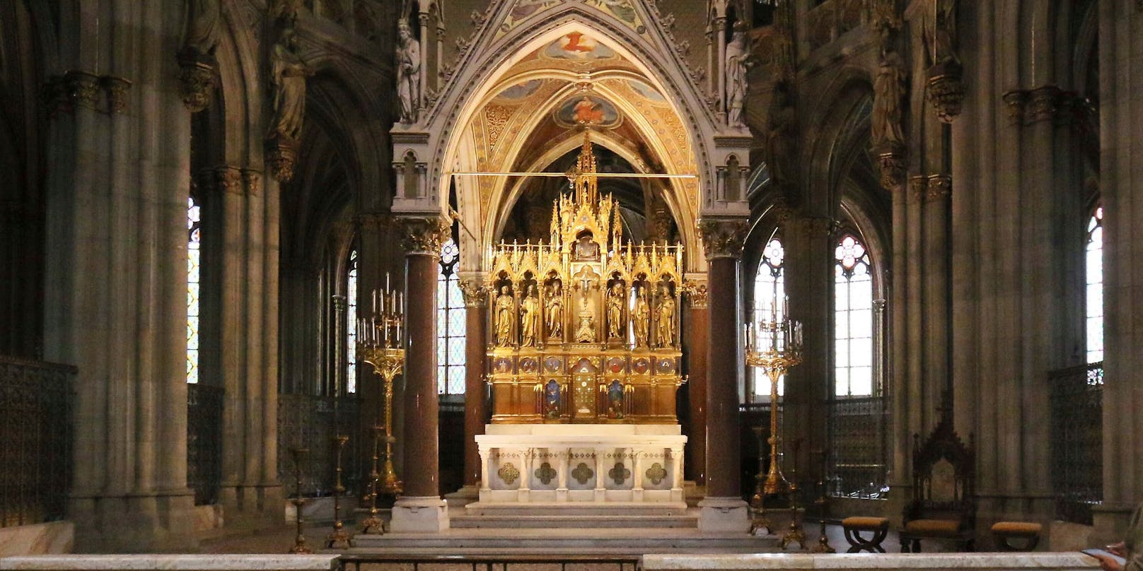 Zu Ostern werden die Kirchen im Osten des Landes (beinahe) leer bleiben. Bei den Gottesdiensten sind keine Besucher erlaubt. Im Bild: Die Votivkirche in Wien.