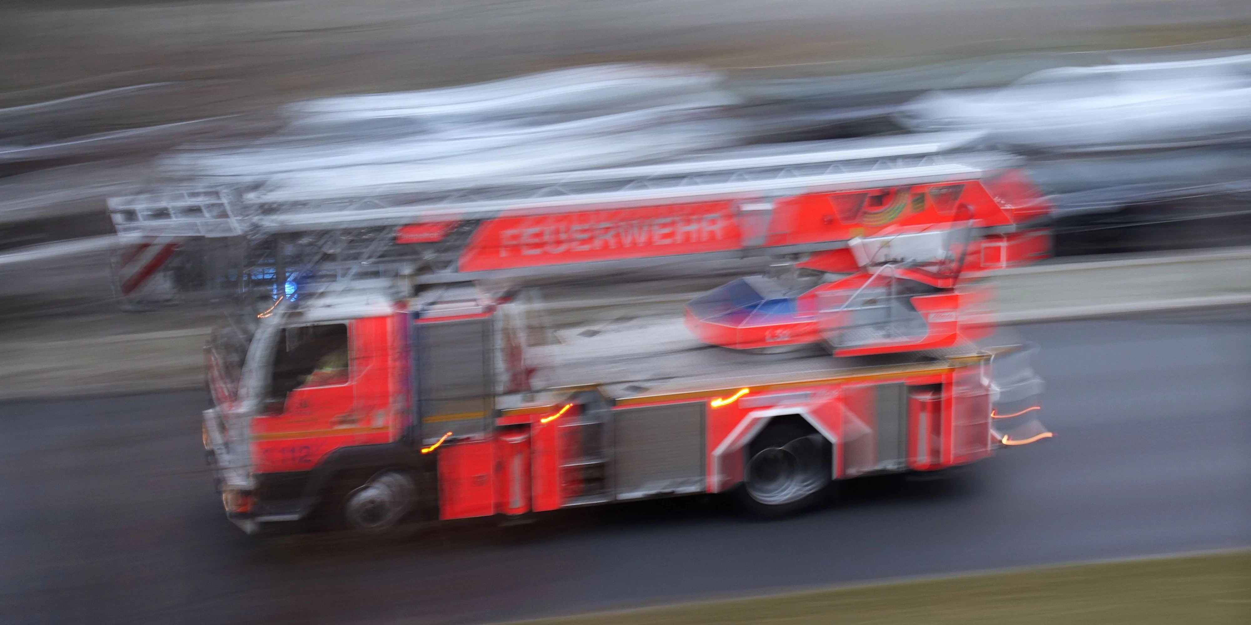 Download von www.picturedesk.com am 24.03.2021 (12:46).  15.12.2020, Berlin, Deutschland, Leiterwagen der Berliner Feuerwehr auf Einsatzfahrt. 00S201215D600CARO.JPG [MODEL RELEASE: NO, PROPERTY RELEASE: NO (c) caro images / Frank Sorge - 20201215_PD13895 - Rechteinfo: Rights Managed (RM)