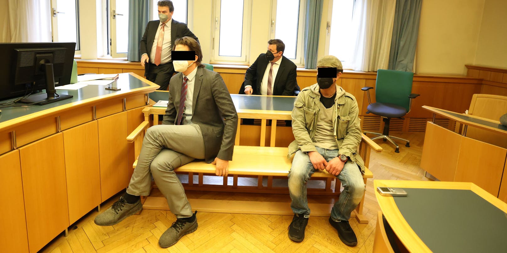 Die Angeklagten (vorne), die Verteidiger Josef Phillip Bischof (hinten rechts) und Harald Schuster (links hinten)
