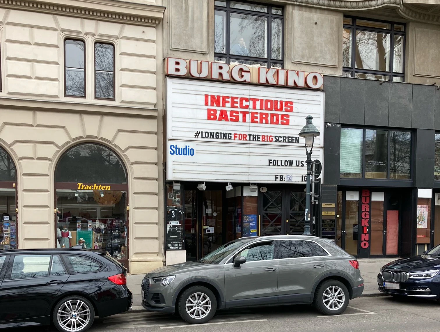 Das Kino hat sich für vorbeigehende Passanten was nettes ausgedacht.