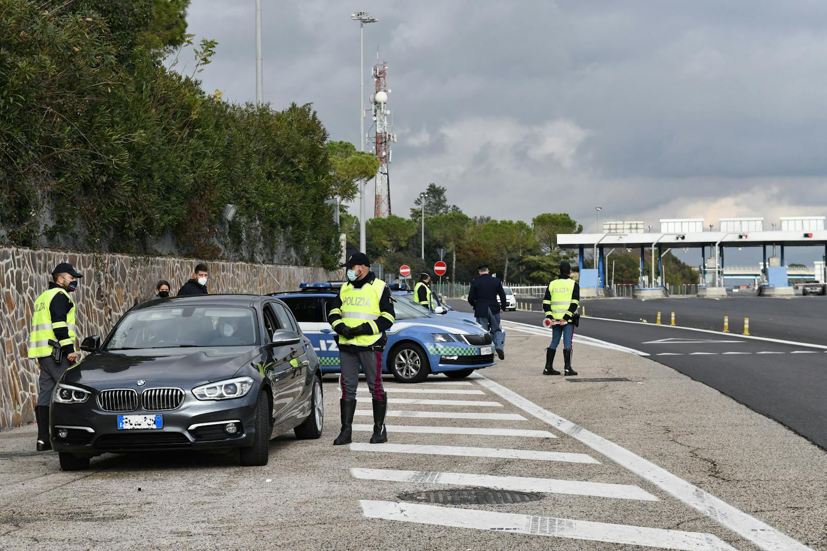 Italienische Polizisten kontrollieren Autofahrer. Symbolbild. 