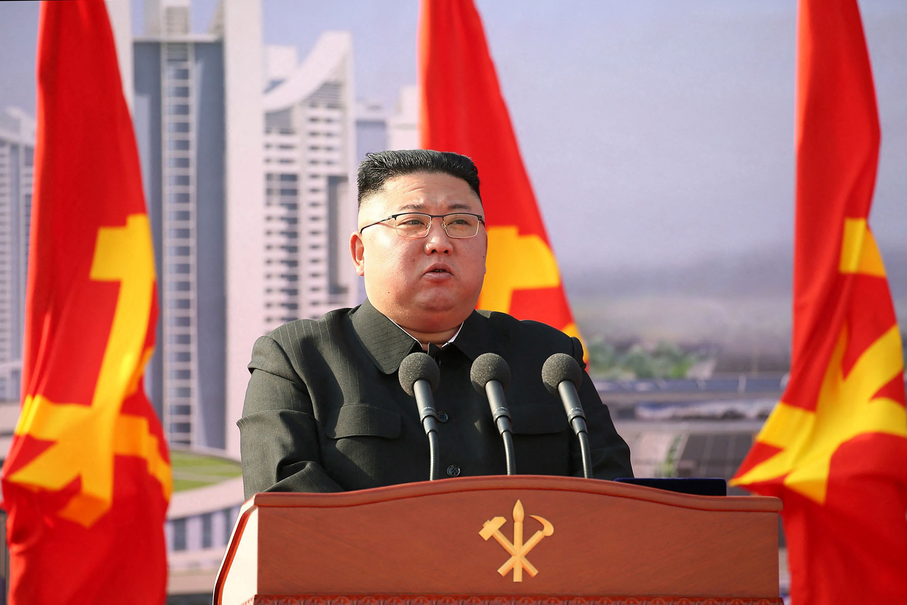Kim Yong-un sieht die USA als größten Feind seines Landes: Der nordkoreanische Machthaber gibt den Startschuss für ein Apartment-Block-Projekt in der Hauptstadt. (23. März 2021)