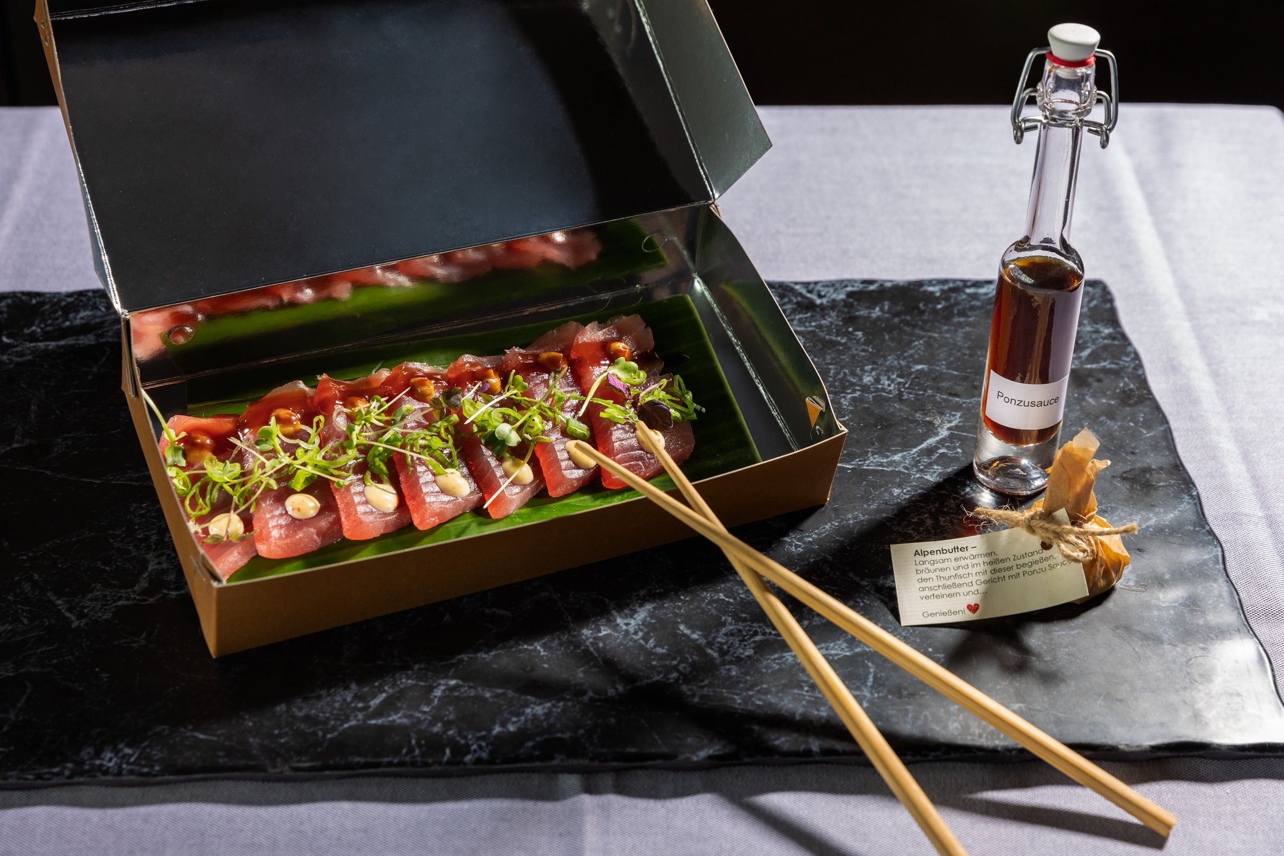 Thunfisch Sashimi mit Ponzu-Sauce und einem Stück Alpenbutter