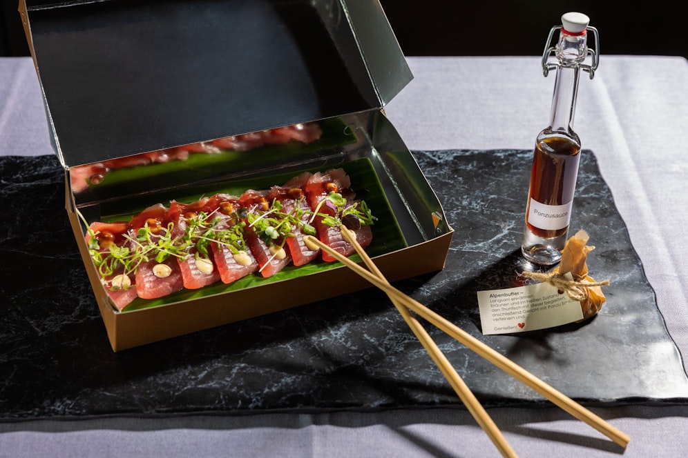 Thunfisch Sashimi mit Ponzu-Sauce und einem Stück Alpenbutter