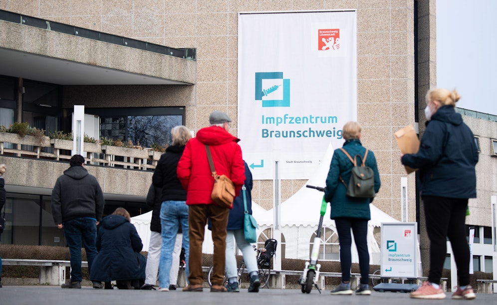 Warteschlange vor dem Impfzentrum in der Stadt Braunschweig, Niedersachsen, am 24. März 2021