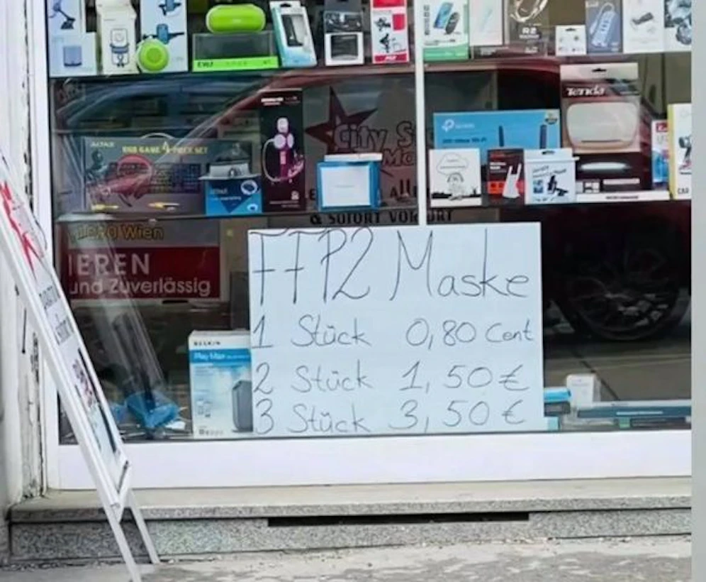 Eine Maske wird für 80 Cent angeboten, während drei Masken 3,50 Euro kosten sollen.