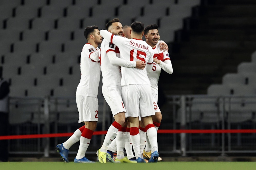 Die Türkei schlägt die Niederlande. 