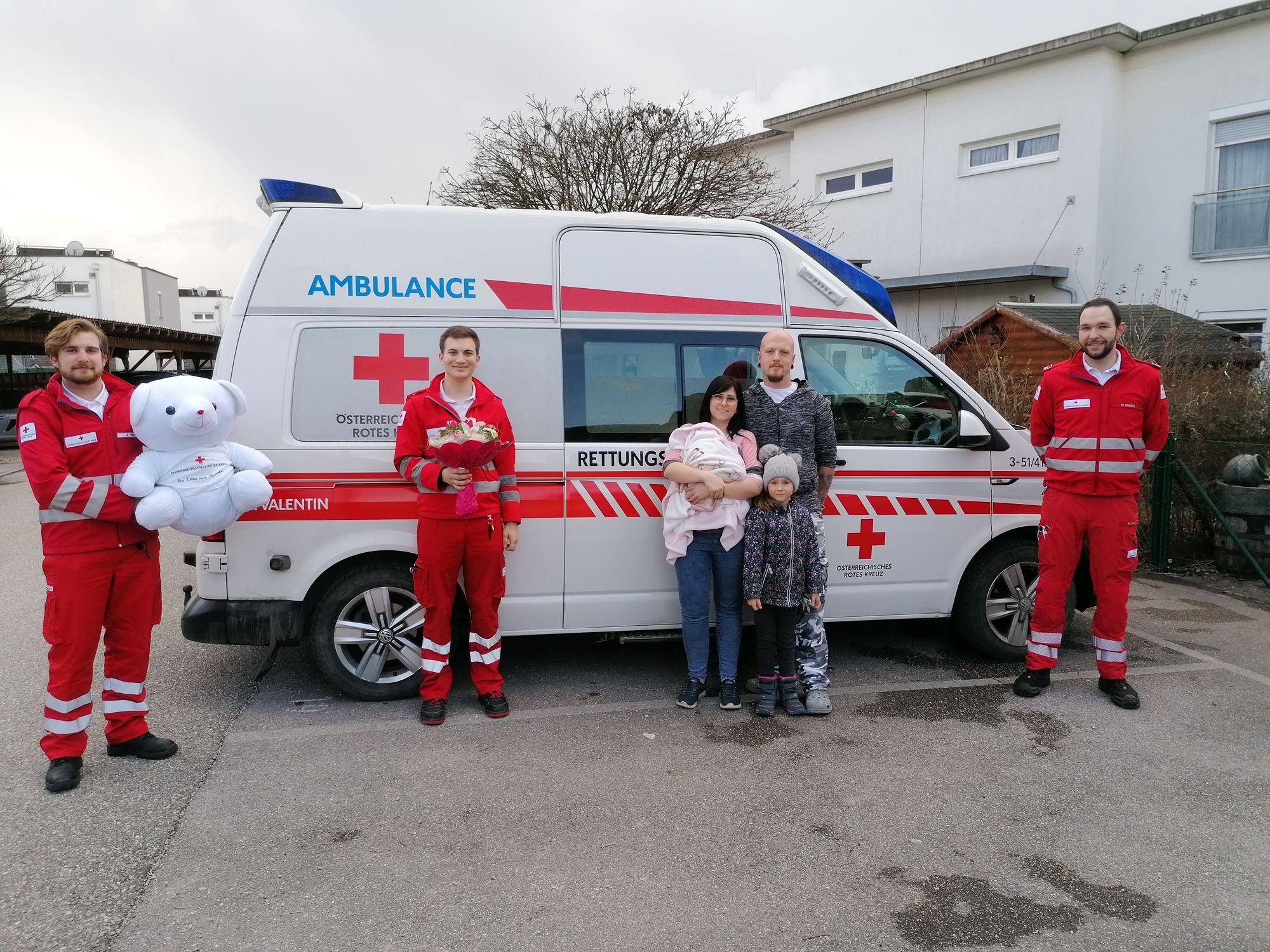  Eine Woche nach dem aufregenden Einsatz kam es zum Wiedersehen zwischen dem Rettungsteam bestehend aus Zivi Johannes Wurz, ehrenamtlichen Mitarbeiter Lukas Stipani und hauptberuflichen Mitarbeiter Markus Unger (v. l.) und Marie, der großen Schwester Hannah sowie Mama Nadine Deutschbauer und Papa Christoph Hölzl. 