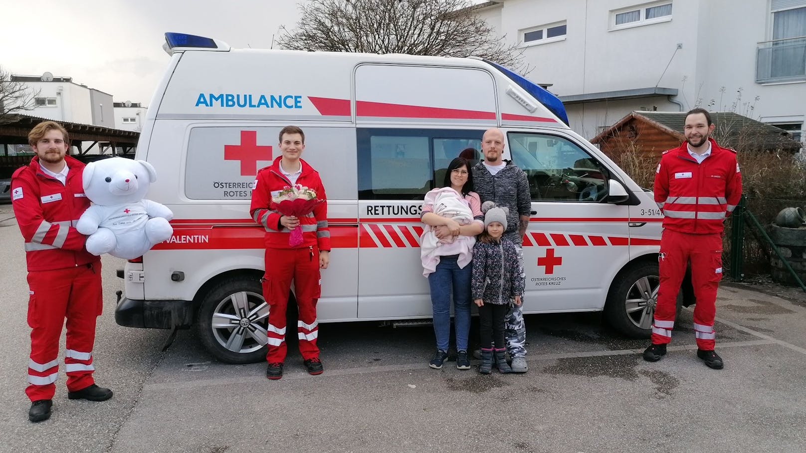  Eine Woche nach dem aufregenden Einsatz kam es zum Wiedersehen zwischen dem Rettungsteam bestehend aus Zivi Johannes Wurz, ehrenamtlichen Mitarbeiter Lukas Stipani und hauptberuflichen Mitarbeiter Markus Unger (v. l.) und Marie, der großen Schwester Hannah sowie Mama Nadine Deutschbauer und Papa Christoph Hölzl. 