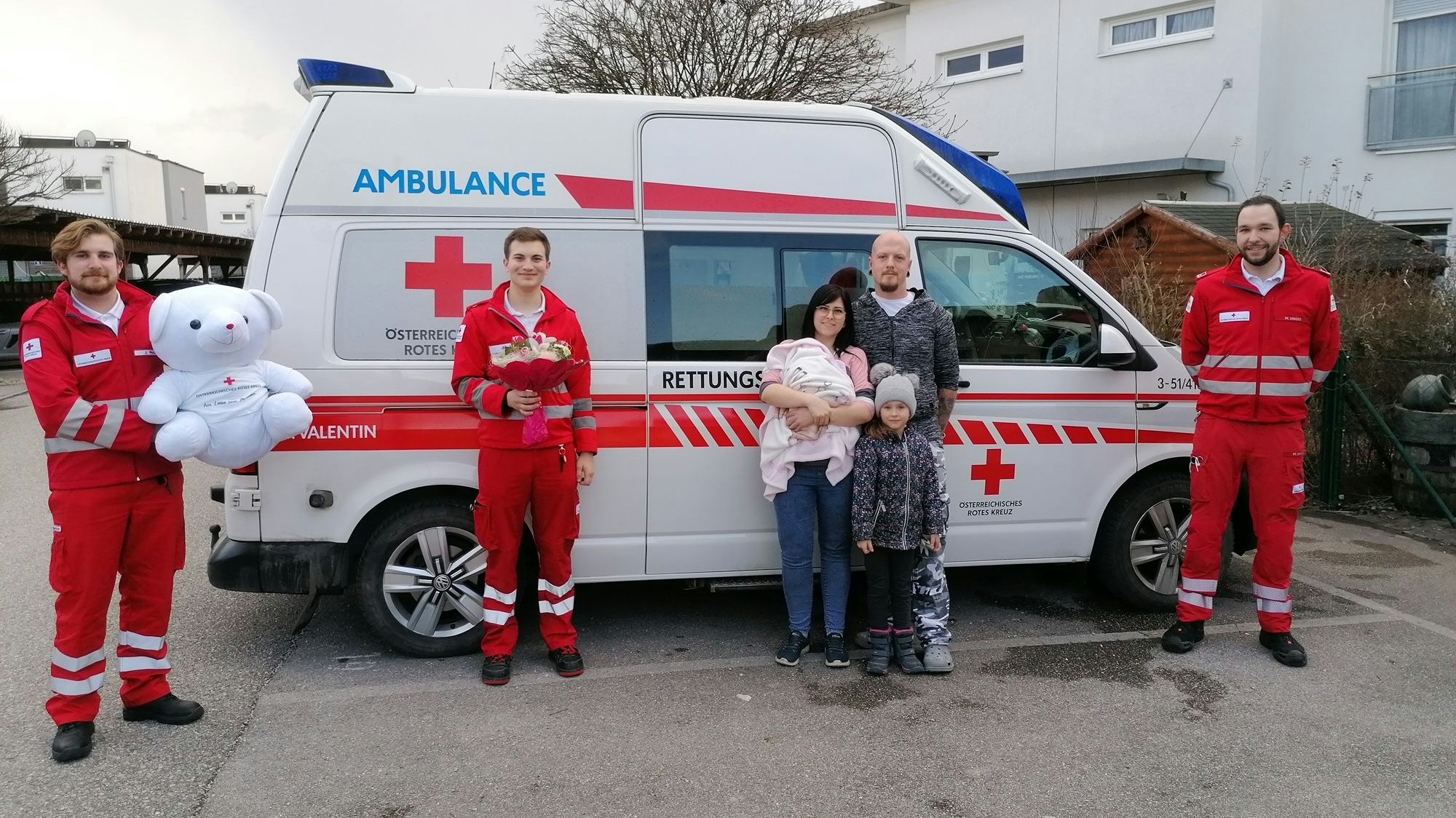  Eine Woche nach dem aufregenden Einsatz kam es zum Wiedersehen zwischen dem Rettungsteam bestehend aus Zivi Johannes Wurz, ehrenamtlichen Mitarbeiter Lukas Stipani und hauptberuflichen Mitarbeiter Markus Unger (v. l.) und Marie, der großen Schwester Hannah sowie Mama Nadine Deutschbauer und Papa Christoph Hölzl. 