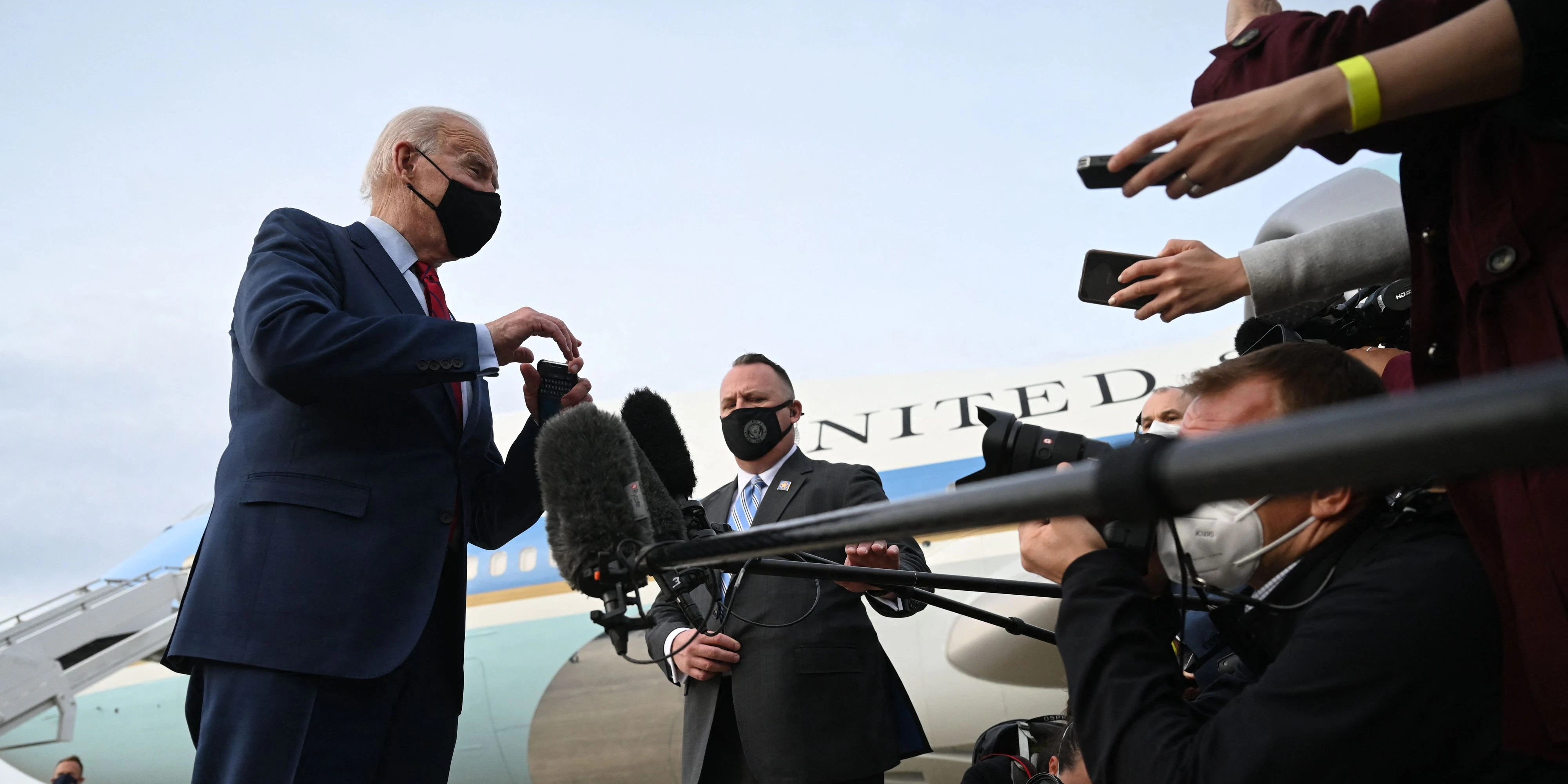 Download von www.picturedesk.com am 24.03.2021 (09:11).  US President Joe Biden speaks to the press before boarding Air Force One in Columbus, Ohio on March 23, 2021. (Photo by JIM WATSON / AFP) - 20210323_PD9415 - Rechteinfo: Rights Managed (RM) Nur für redaktionelle Nutzung! Werbliche Nutzung erfordert Freigabe: bitte schicken Sie uns eine Anfrage.
