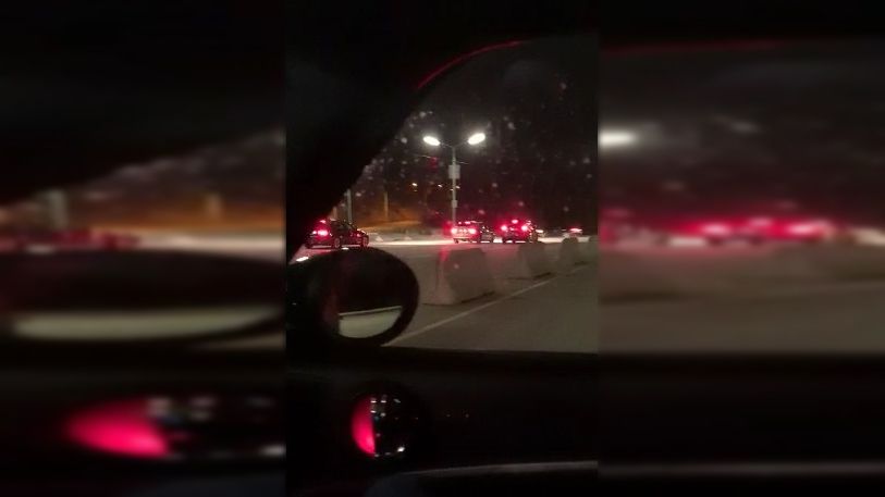 Mehrere Autos rasten über den Parkplatz am Kahlenberg (Wien-Döbling)