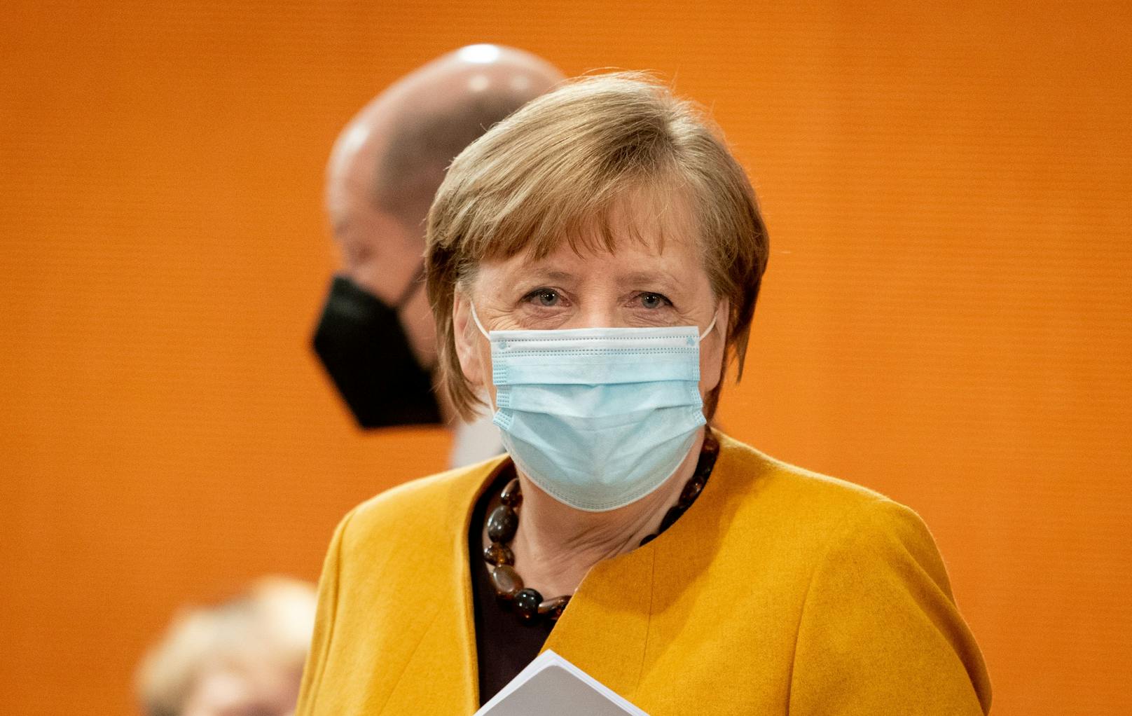 Die deutsche Bundeskanzlerin Angela Merkel (CDU), dahinter Vizekanzler und Finanzminister Olaf Scholz (SPD).&nbsp;