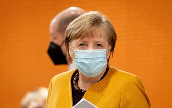 Die deutsche Bundeskanzlerin Angela Merkel (CDU), dahinter Vizekanzler und Finanzminister Olaf Scholz (SPD). 