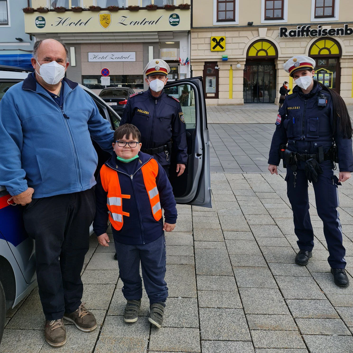 Strahlend stieg Christian vom Polizeiauto aus.