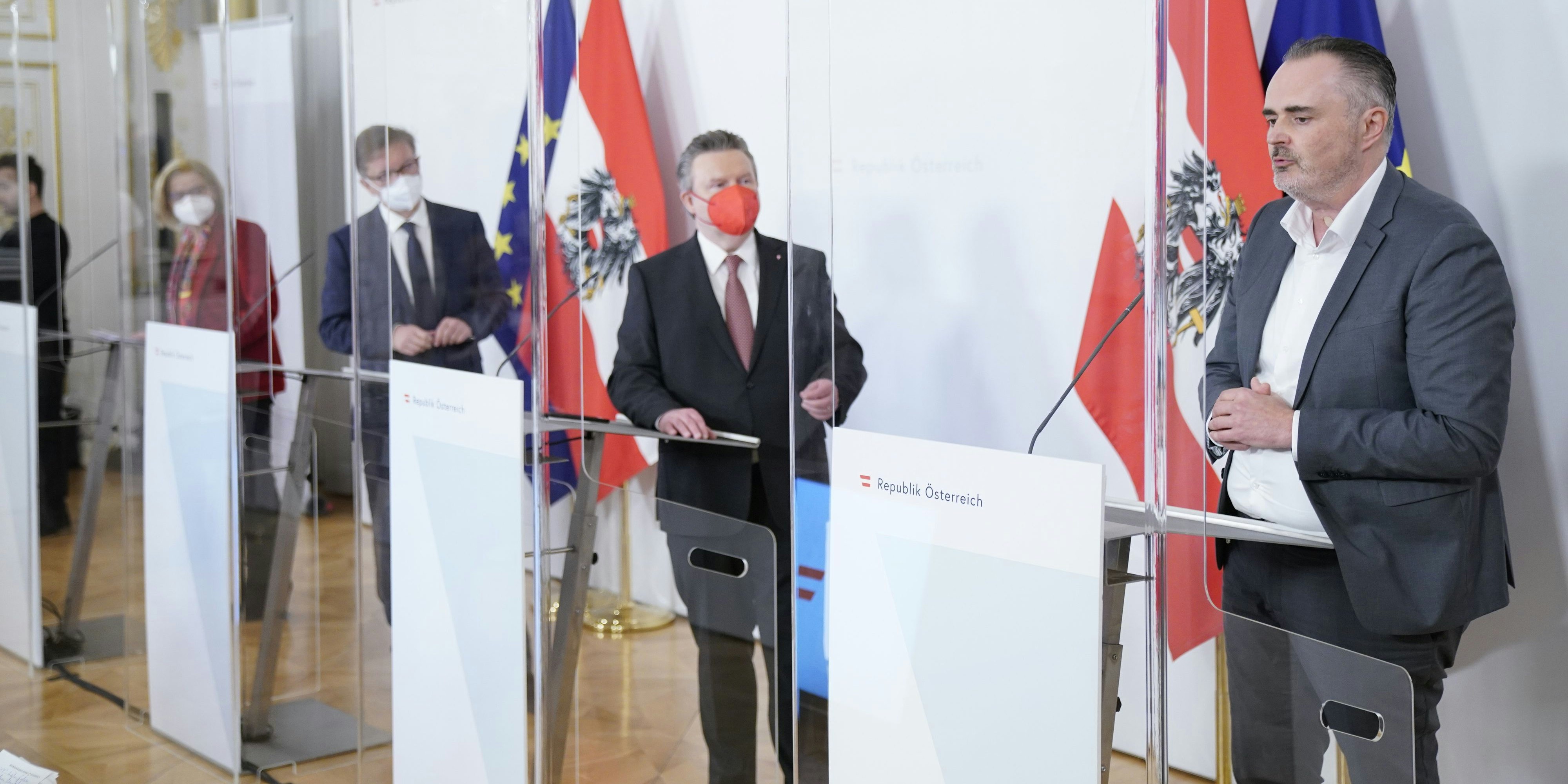 Gesundheitsminister Rudolf Anschober (Grüne), Bürgermeister Michael Ludwig (SPÖ), Landeshauptfrau Johanna Mikl-Leitner (ÖVP) und Landeshauptmann Hans Peter Doskozil (SPÖ)