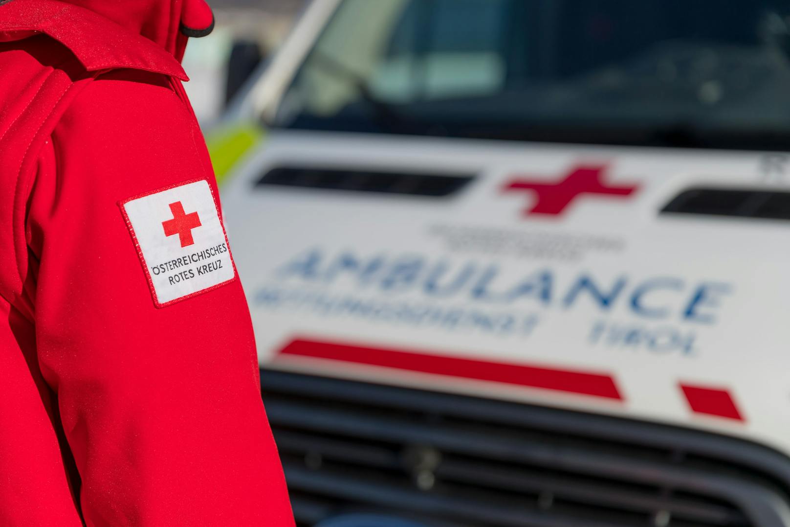 Ein Sanitäter Roten Kreuzes vor einem Rettungswagen in Schwaz, Tirol. Symbolfoto