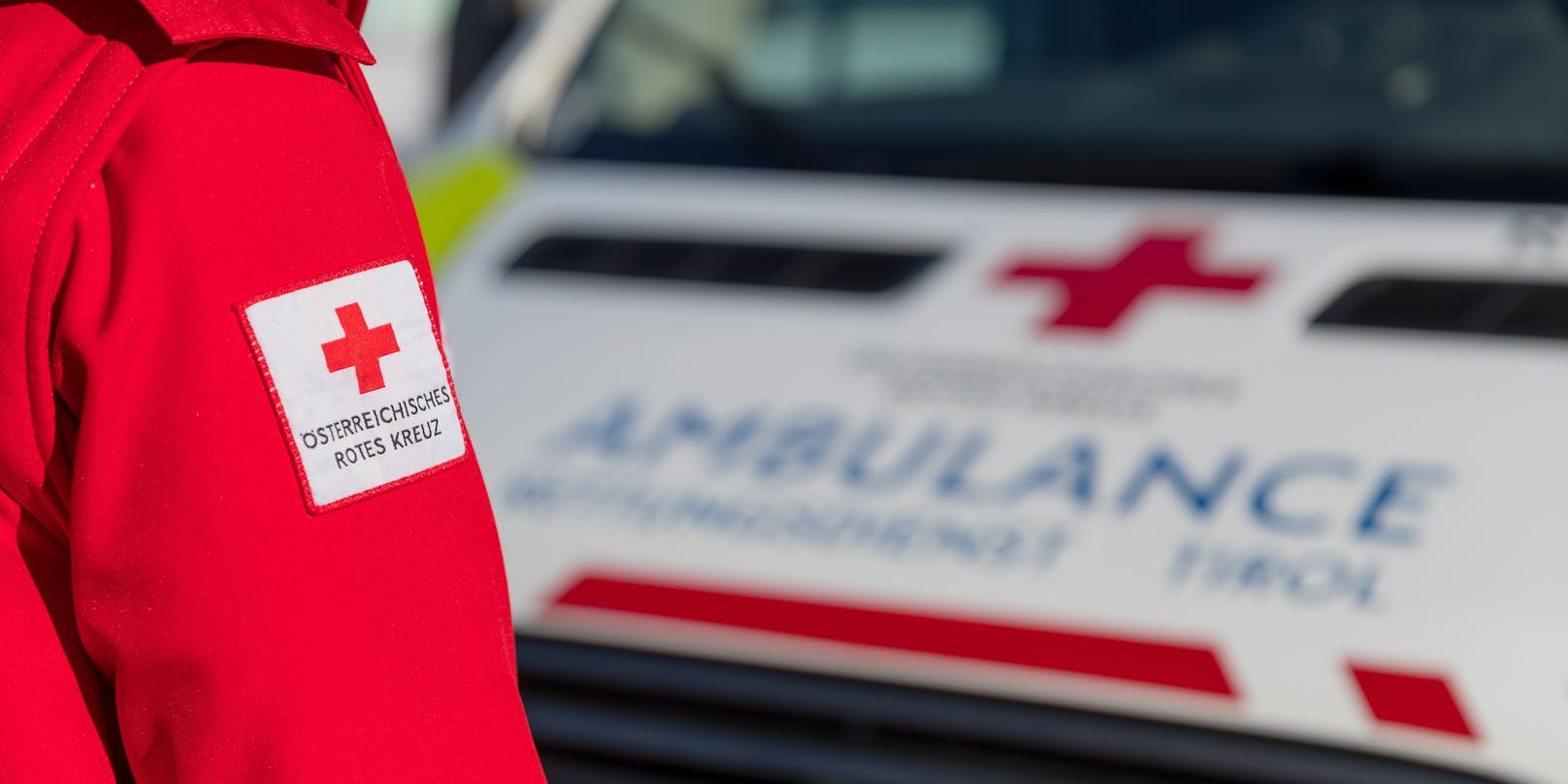 Ein Sanitäter Roten Kreuzes vor einem Rettungswagen in Schwaz, Tirol. Symbolfoto