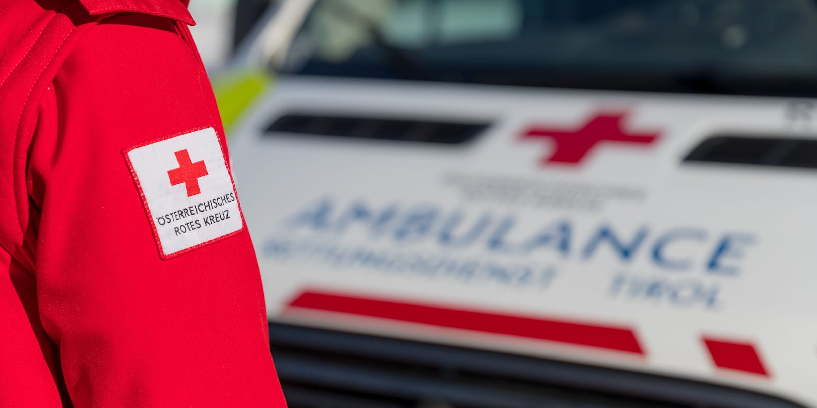 Die Salzburger Polizei fahndet nach einem mit dem Coronavirus Infizierten, der aus einem Rot-Kreuz-Wagen gesprungen und geflüchtet ist (Symbolfoto)