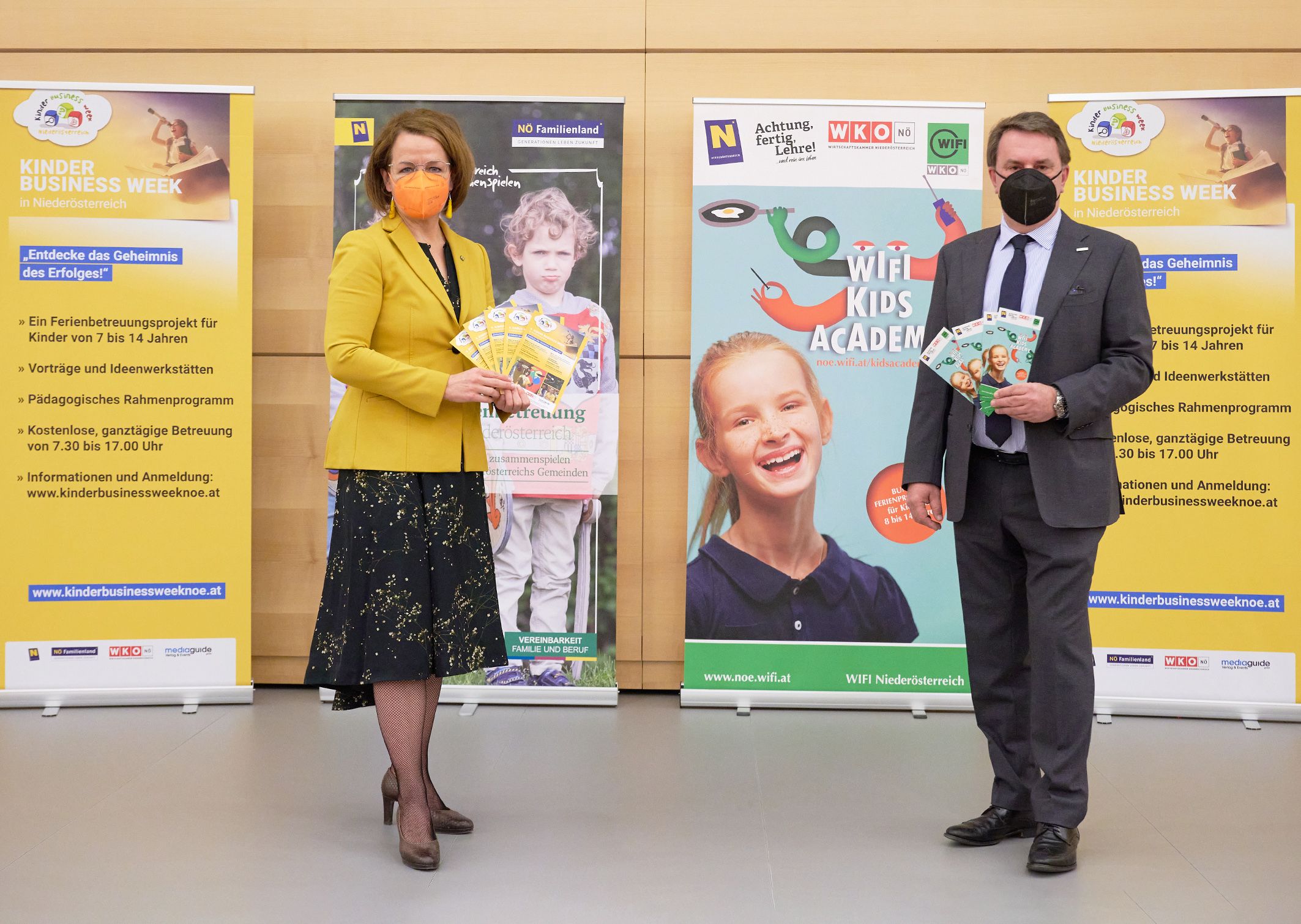 Familien-Landesrätin Christiane Teschl-Hofmeister und WKNÖ-Präsident Wolfgang Ecker freuen sich über vier Wochen planbare Ferienbetreuung mit NÖ Kinder Business Week und WIFI Kids Academy.